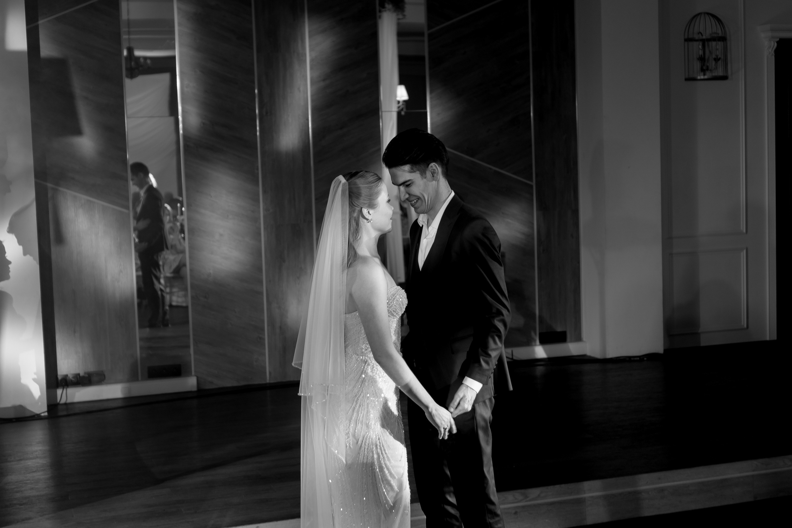 ПЕРВЫЙ ТАНЕЦ МОЛОДЫХ НА БАНКЕТЕ. ТРОГАТЕЛЬНЫЙ МОМЕНТ (СНЯТО В СИБИРЕ В НИЖНЕВАРТОВСКЕ). Профессиональный фотограф, Санкт-Петербург — Виктория Богомолова