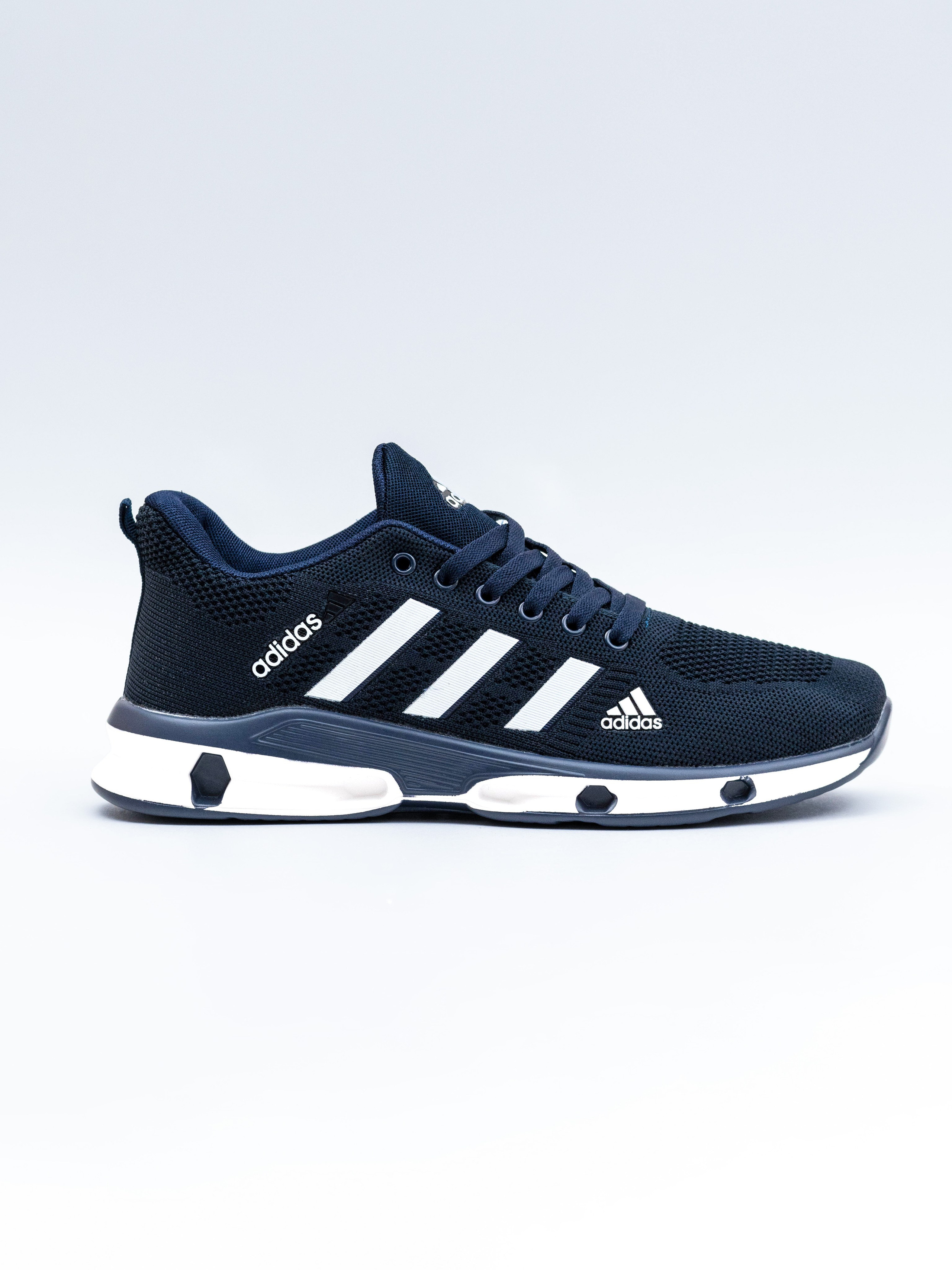 Фотосъемка на однотонном фон, товар спортивные кроссовки. Олейник Денис — предметный фотограф, фотограф для маркетплейсов в Казани