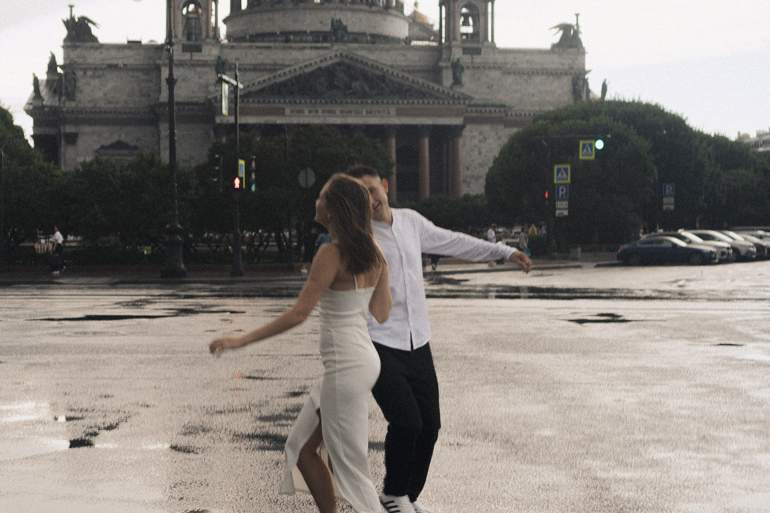 СВАДЕБНАЯ ФОТОСЕСИСИЯ В МЕТРО И ВОЗЛЕ ИСАКИЕВСКОГО СОБОРА В ДОЖДЬ. Профессиональный фотограф, Санкт-Петербург — Виктория Богомолова