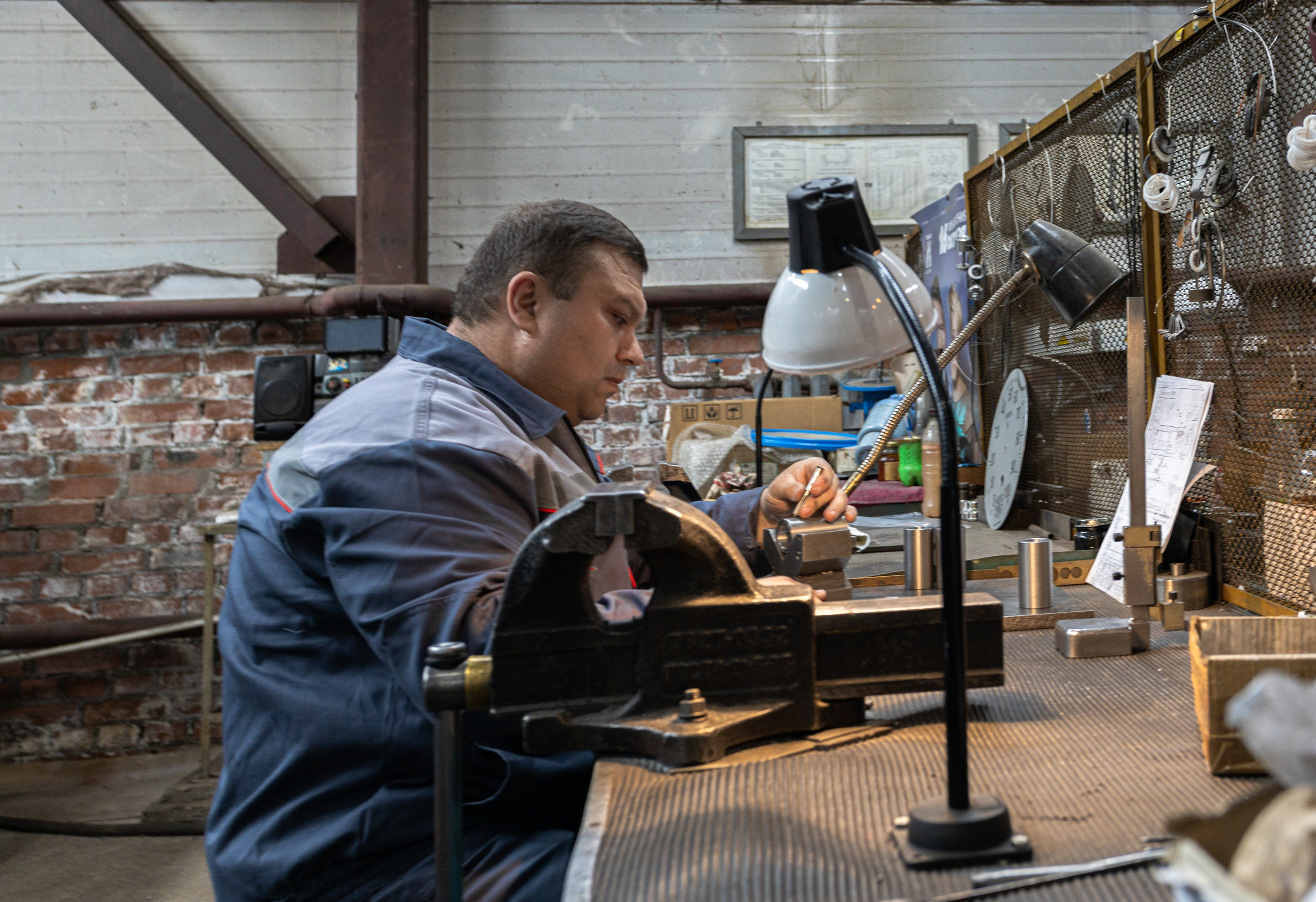 "Промышленная фотосъёмка сотрудников на фоне автоматизированной линии"