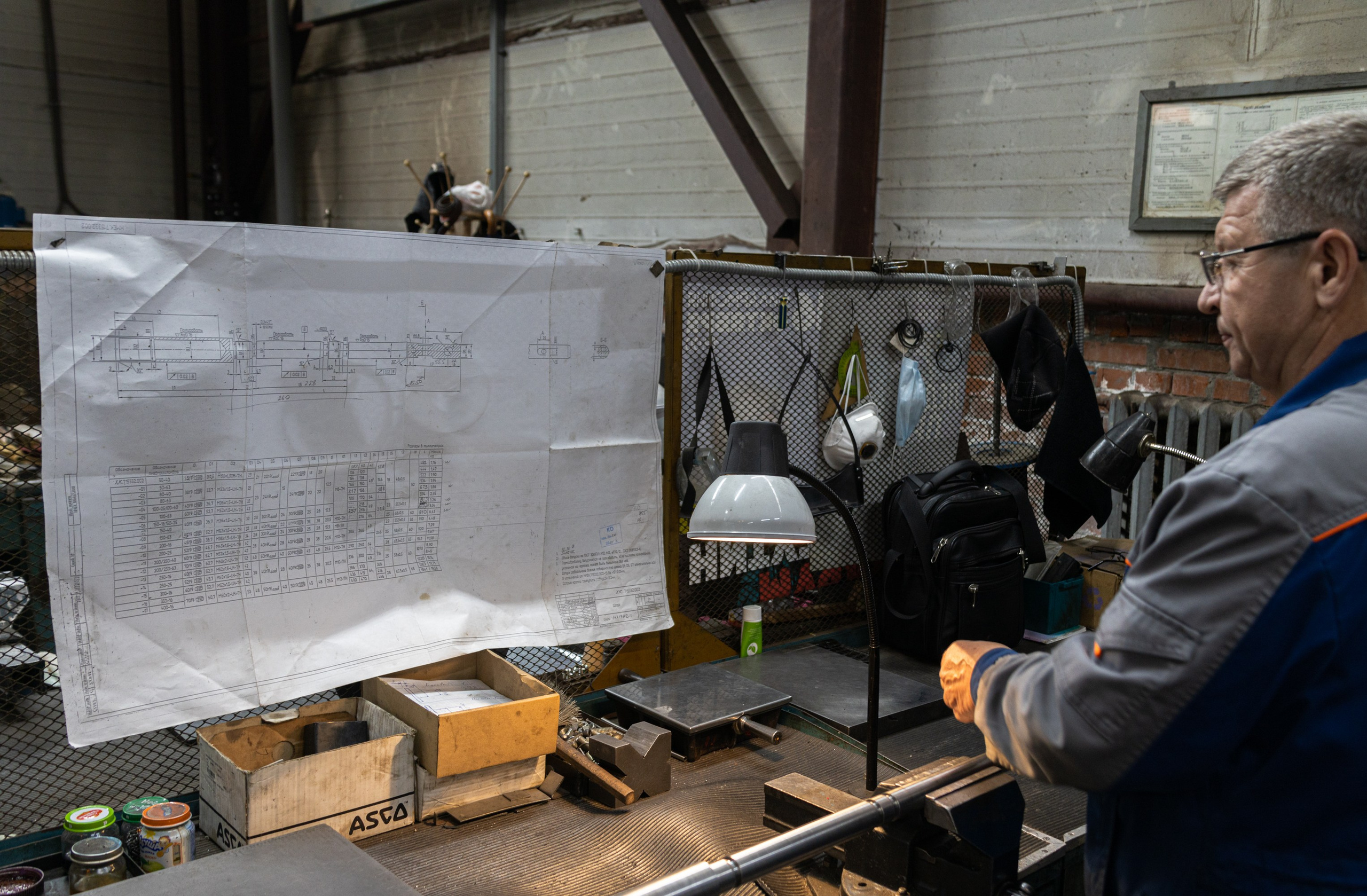 "Промышленная фотосъёмка сотрудников на фоне автоматизированной линии"