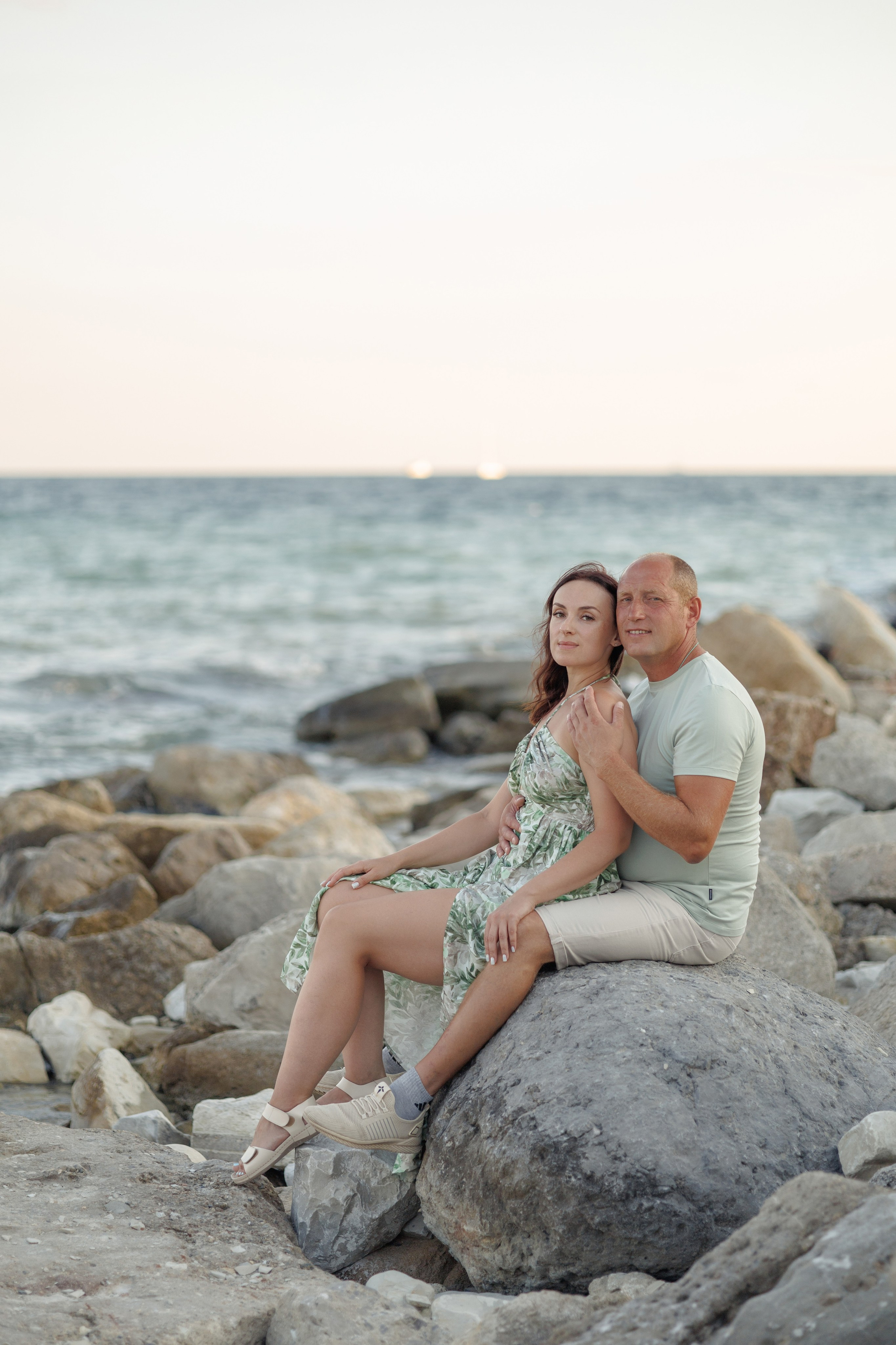 Лавстори на пляже Тонкий мыс. Семейный и портретный фотограф в Геленджике Любовь Бодрова