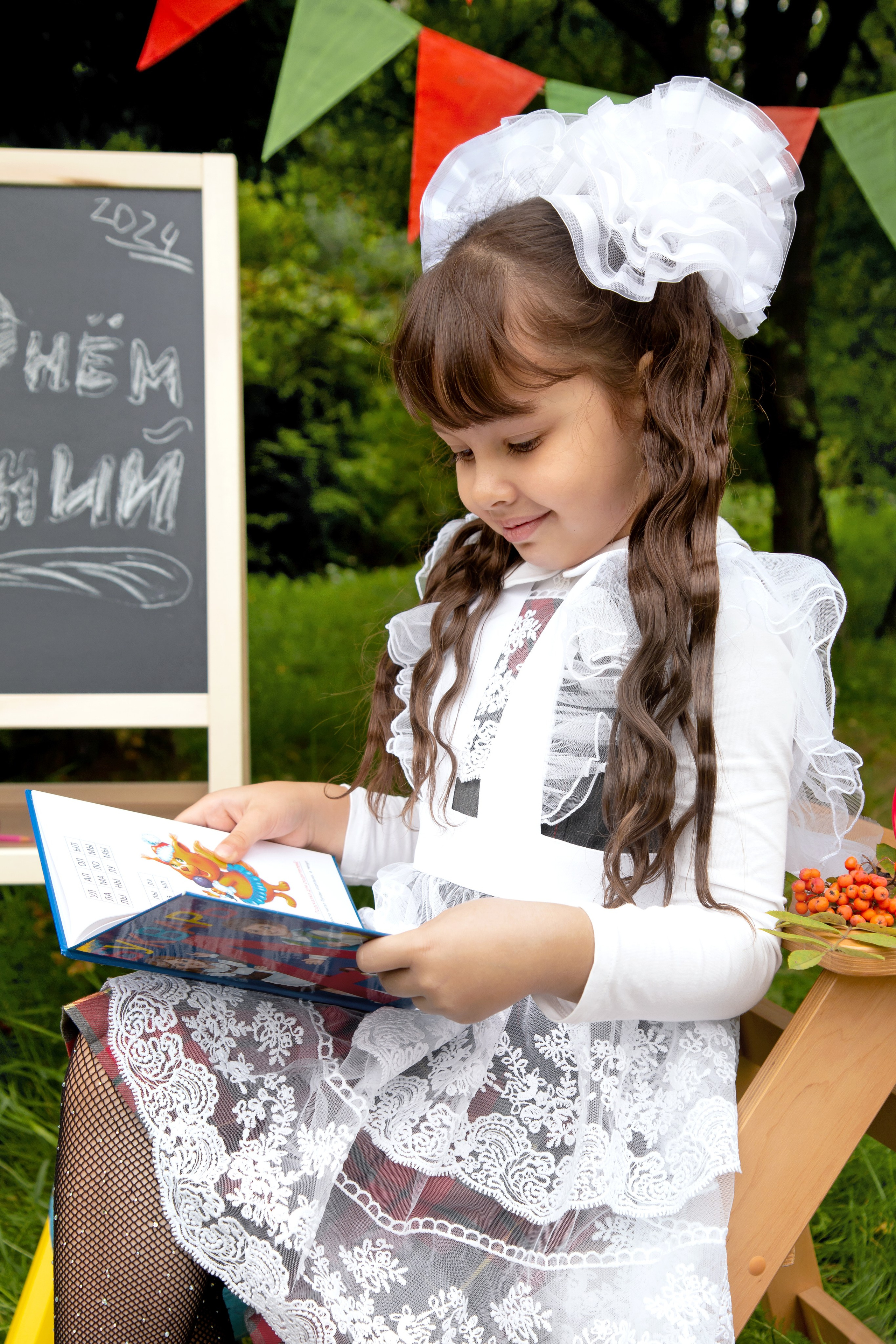 Школьная фотосессия на улице. Фотограф в Шелехове, лучшие выпускные альбомы в Шелехове