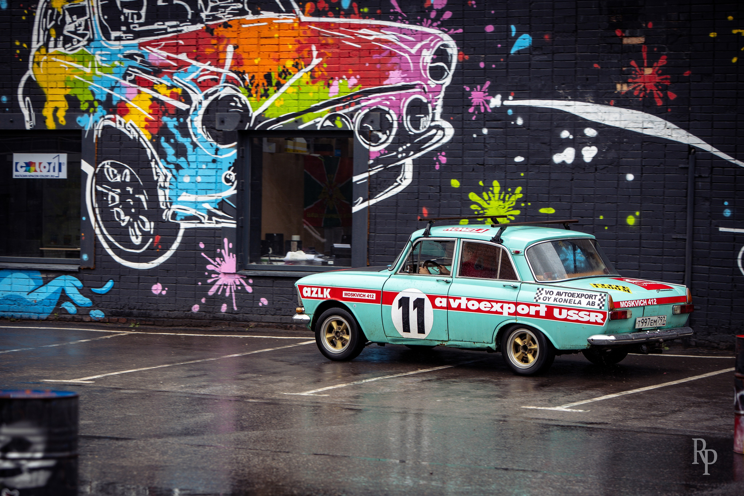 SHOWDOWN. Rusty Photographer