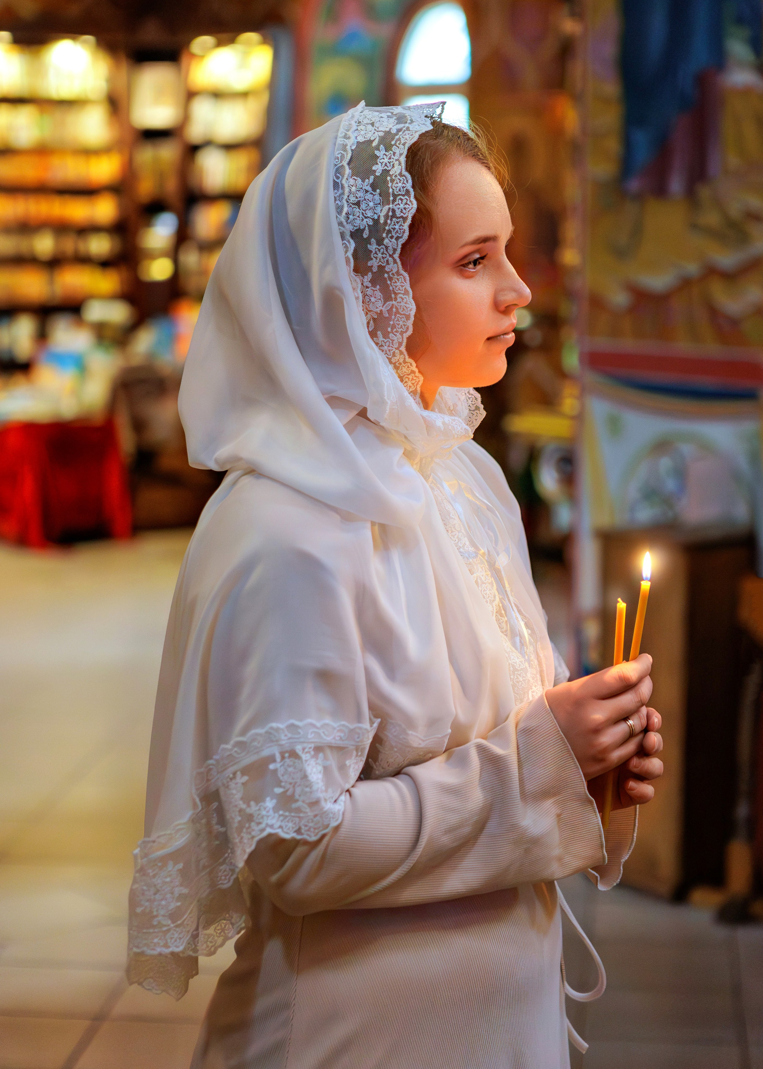 Крестная со свечами на крещении