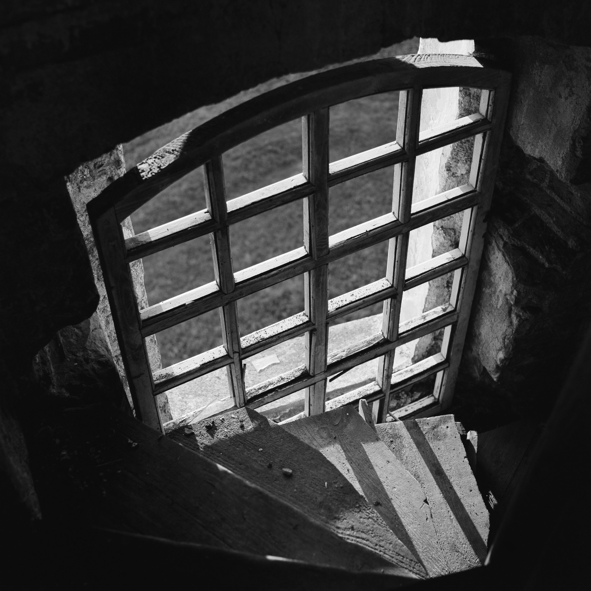 Окно костёла в д. Беница. KODAK 100TMX