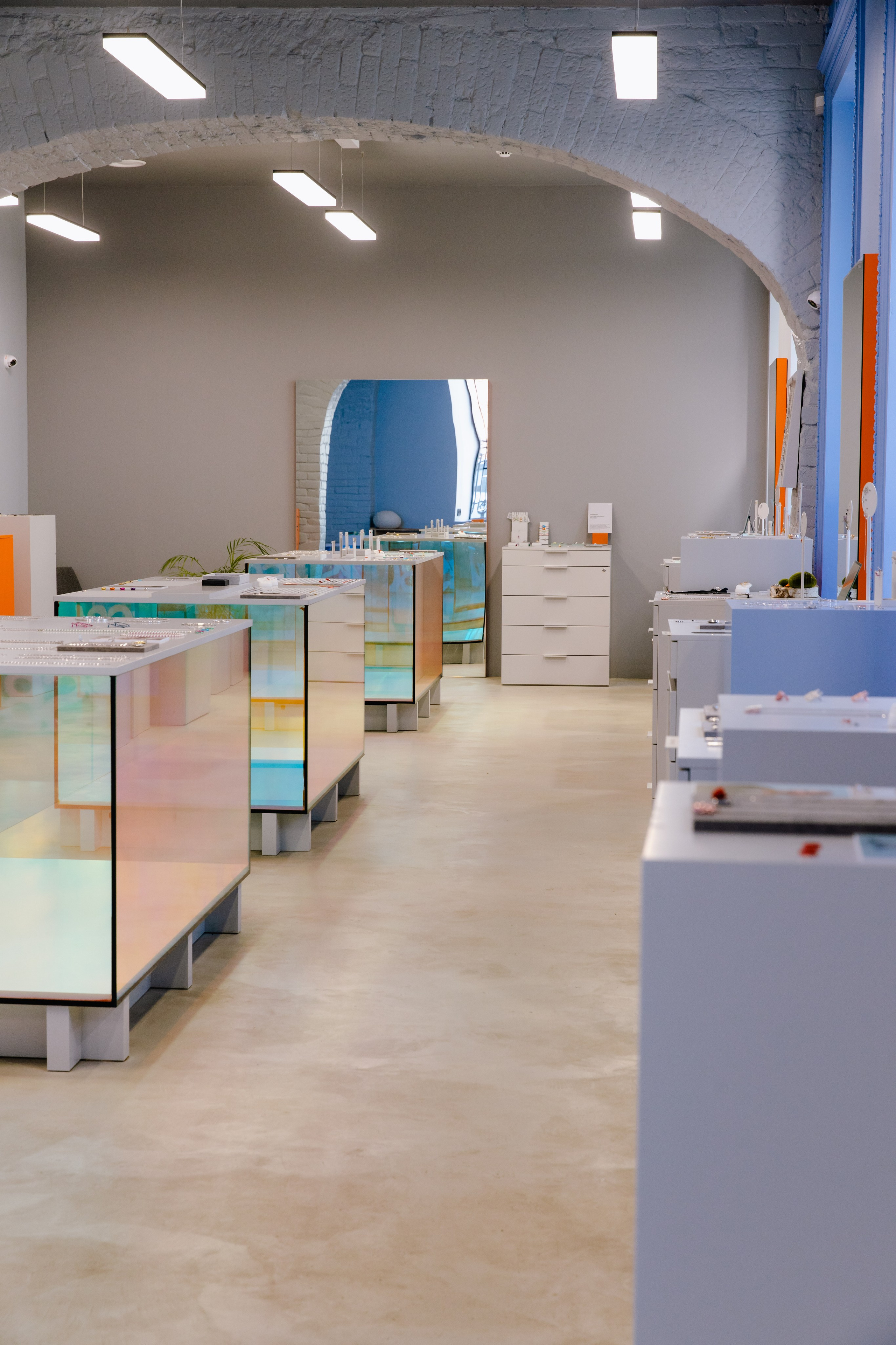 SBLESKOM ​Ювелирный салон Томск Ленина, 72. ГУДРУМ — Мебель на заказ в Томске | Кухни | Шкафы | Стулья и Столы