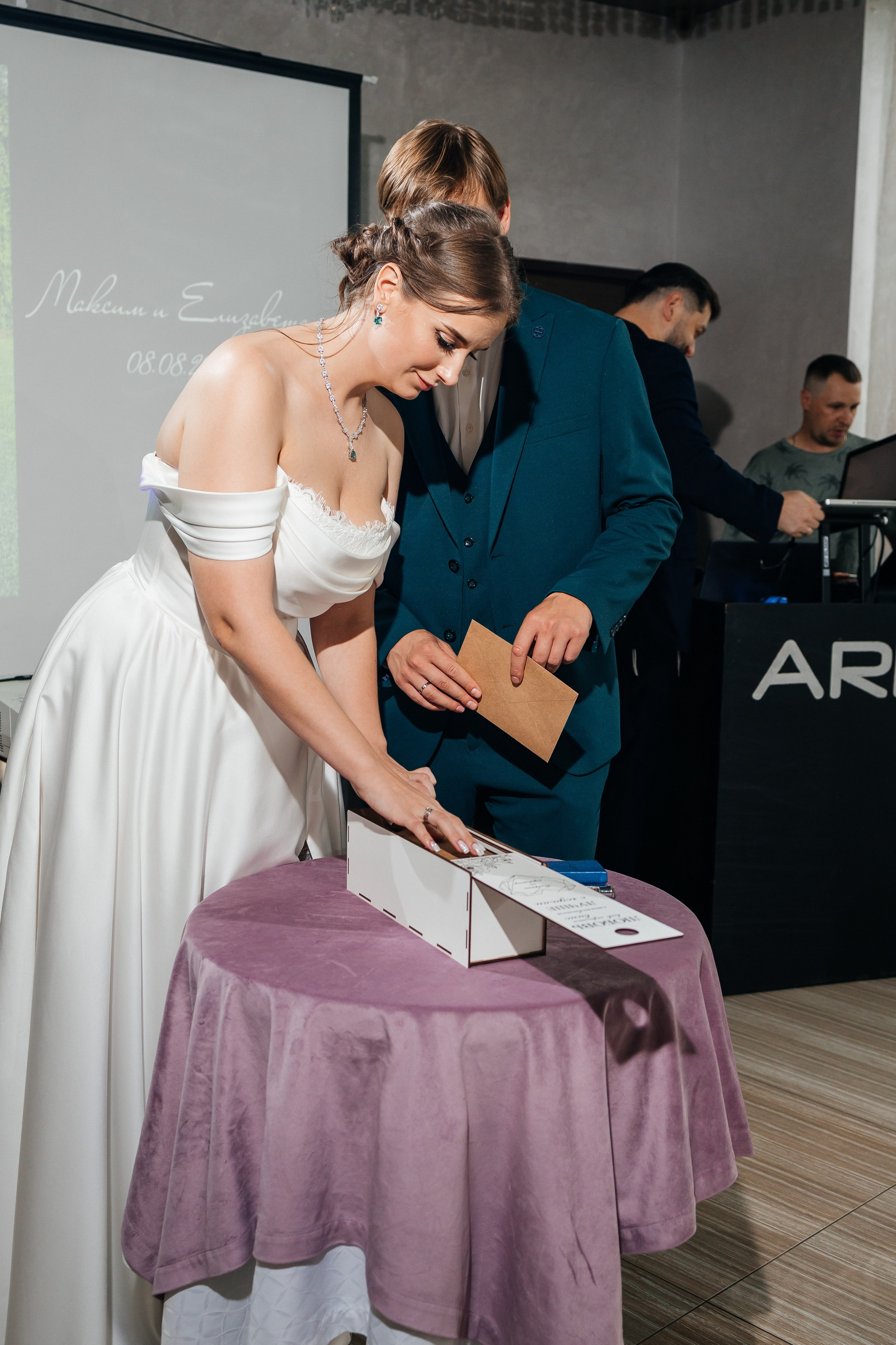 Свадебная прогулка на корабле. Олег Сверчков | Свадебный фотограф Вологда