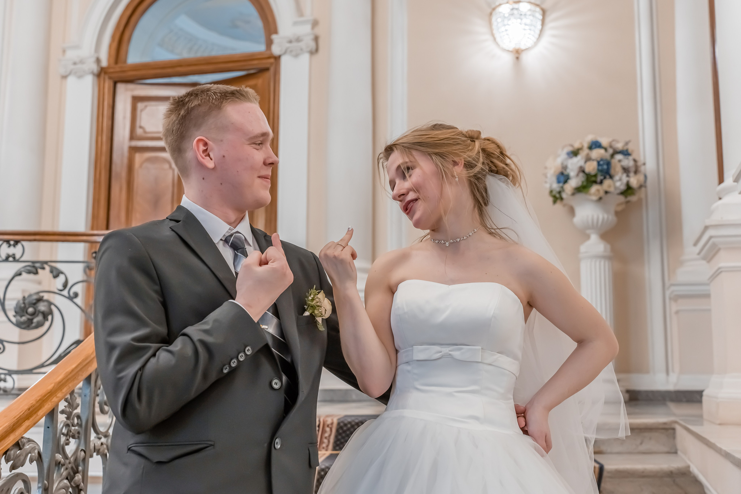 Узнайте, можно ли при совершении брака в ЗАГСе использовать своего фотографа. 