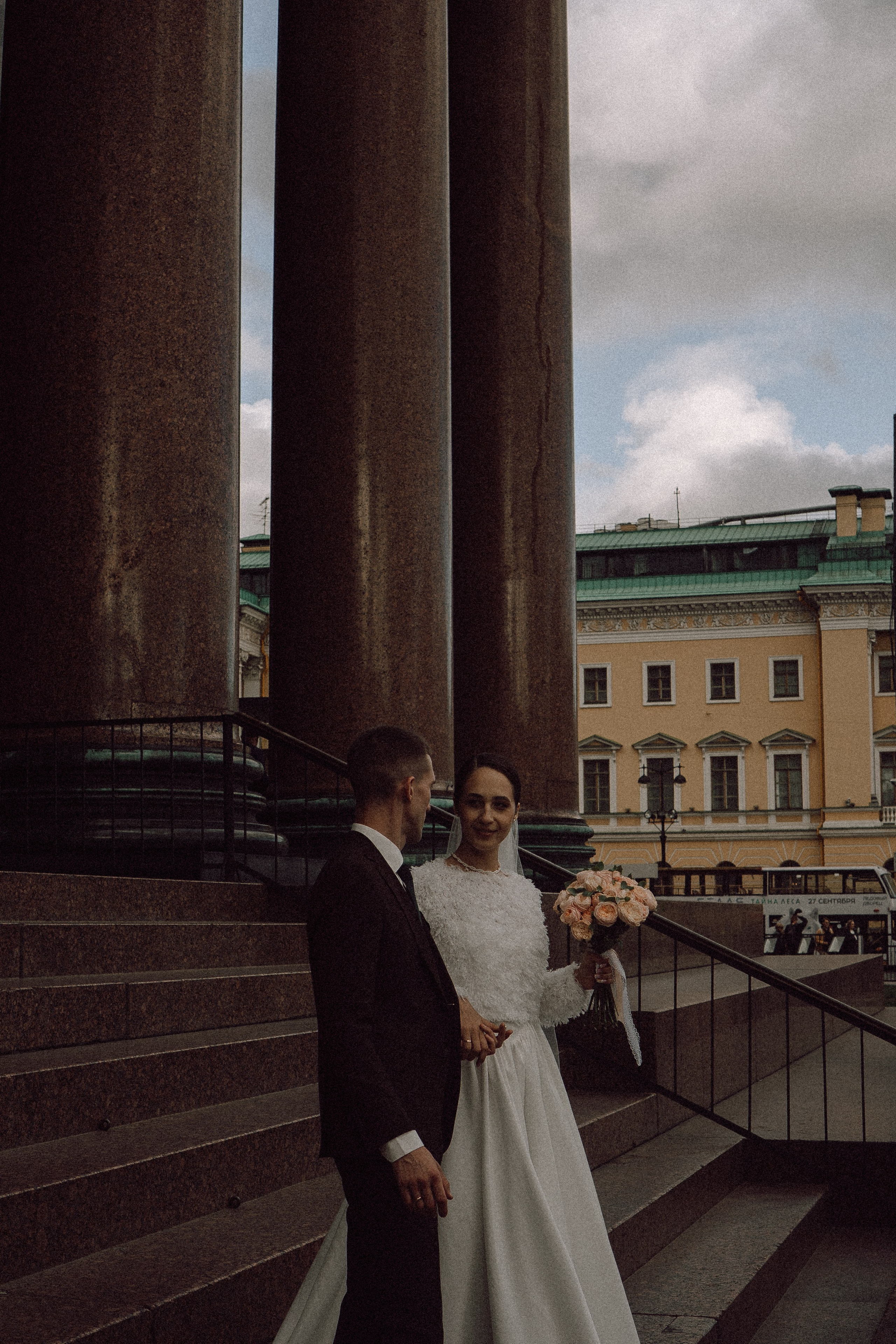 СВАДЕБНАЯ ПРОГУЛКА В САНТК-ПЕТЕРБУРГЕ (ИСАКИЕВСКИЙ СОБОР, ЗИМНЯЯ КАНАВКА, ЭРМИТАЖ И БОЛЬШАЯ МОРСКАЯ УЛИЦА). Профессиональный фотограф, Санкт-Петербург — Виктория Богомолова