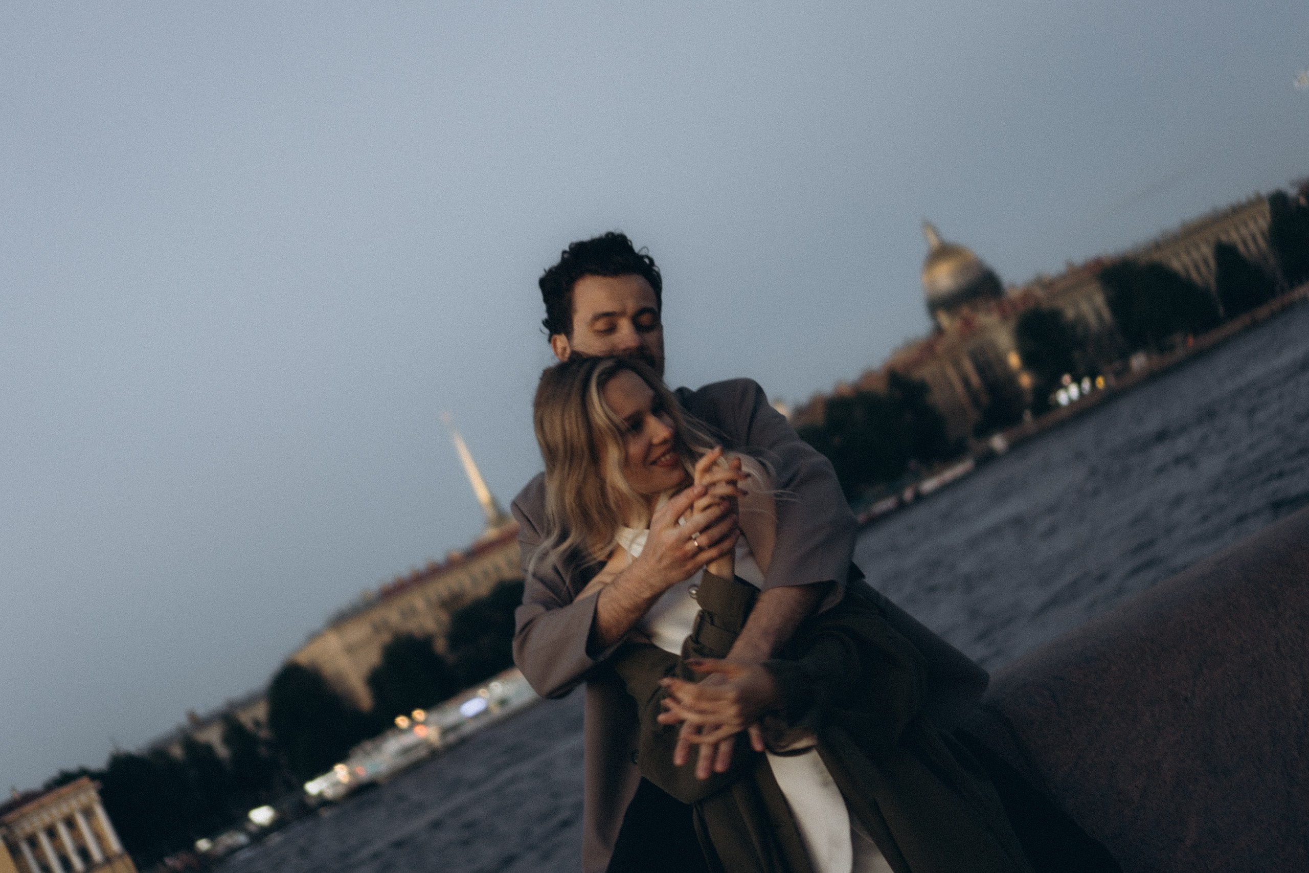 СВАДЕБНАЯ СЬЕМКА ПАРЫ НА РАССВЕТЕ В БЕЛЫЕ НОЧИ И ПРОГУЛКА С РАЗВОДНЫМИ МОСТАМИ И ПИКНИК ВОЗЛЕ ИСАКИЕВСКОГО СОБОРА. Профессиональный фотограф, Санкт-Петербург — Виктория Богомолова