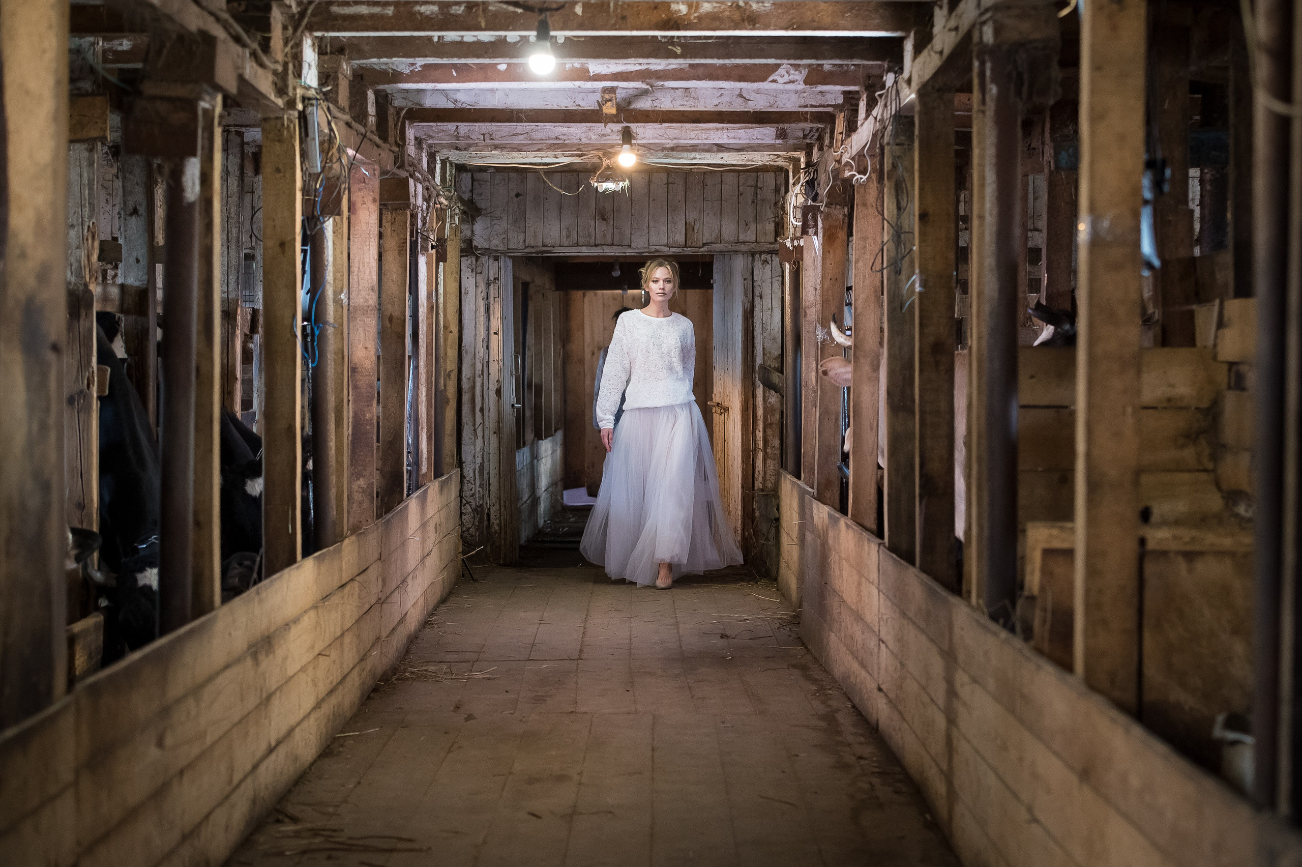 Jana Nedzvetskaya. Показ в коровнике. 2016. Дима Бабушкин. Фотограф. Подиум. Репортаж. Творчество. Дорого