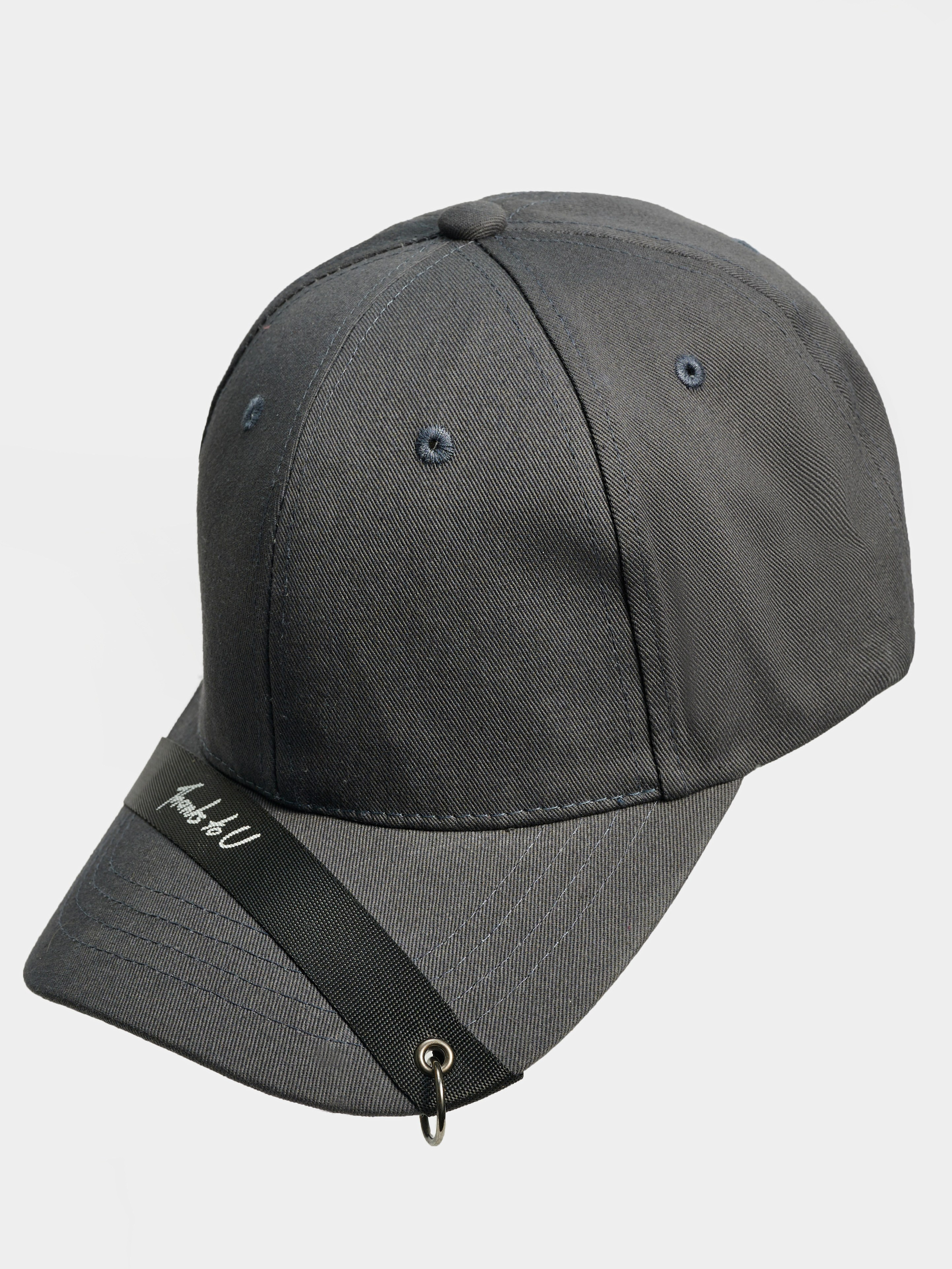 серая кепка на белом фоне