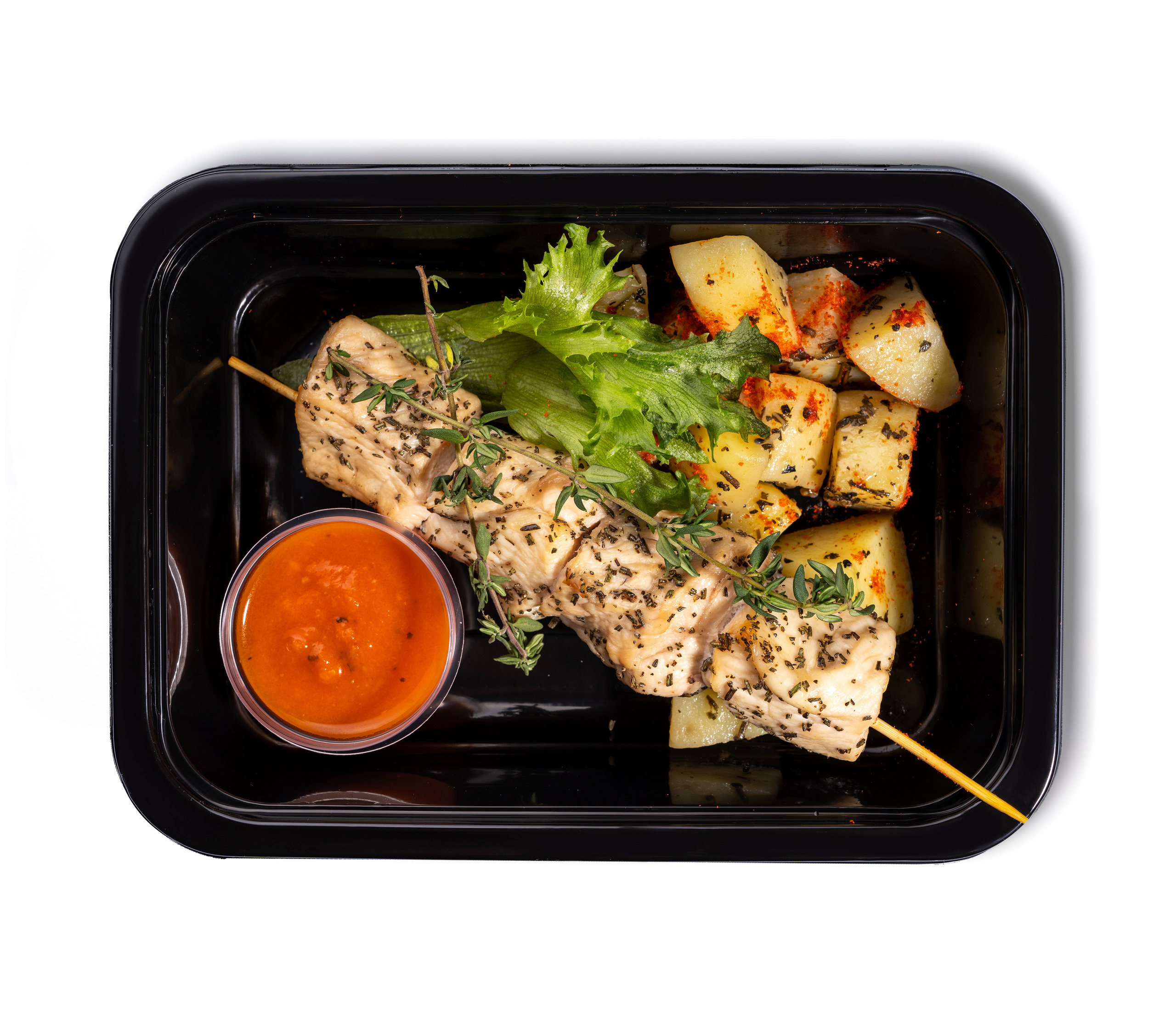 фуд фотография от фуд фотографа куриного шашлыка в контейнерах