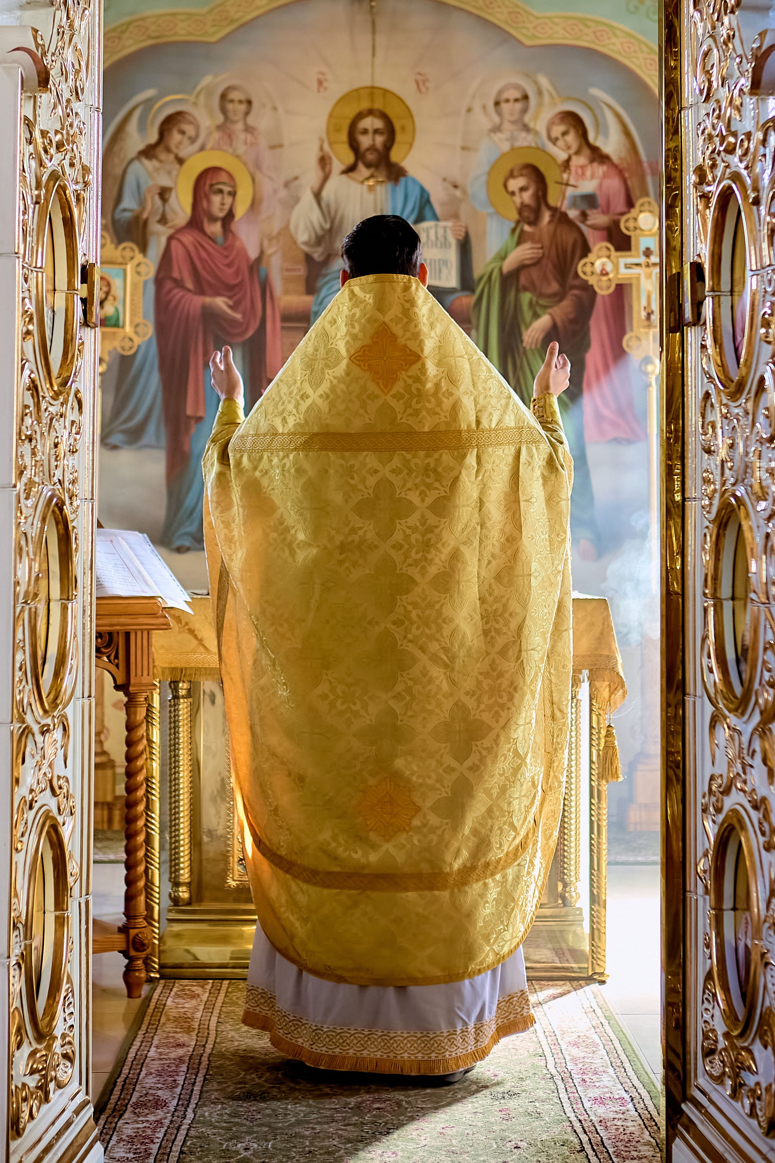 Священник в алтаре пред престолом