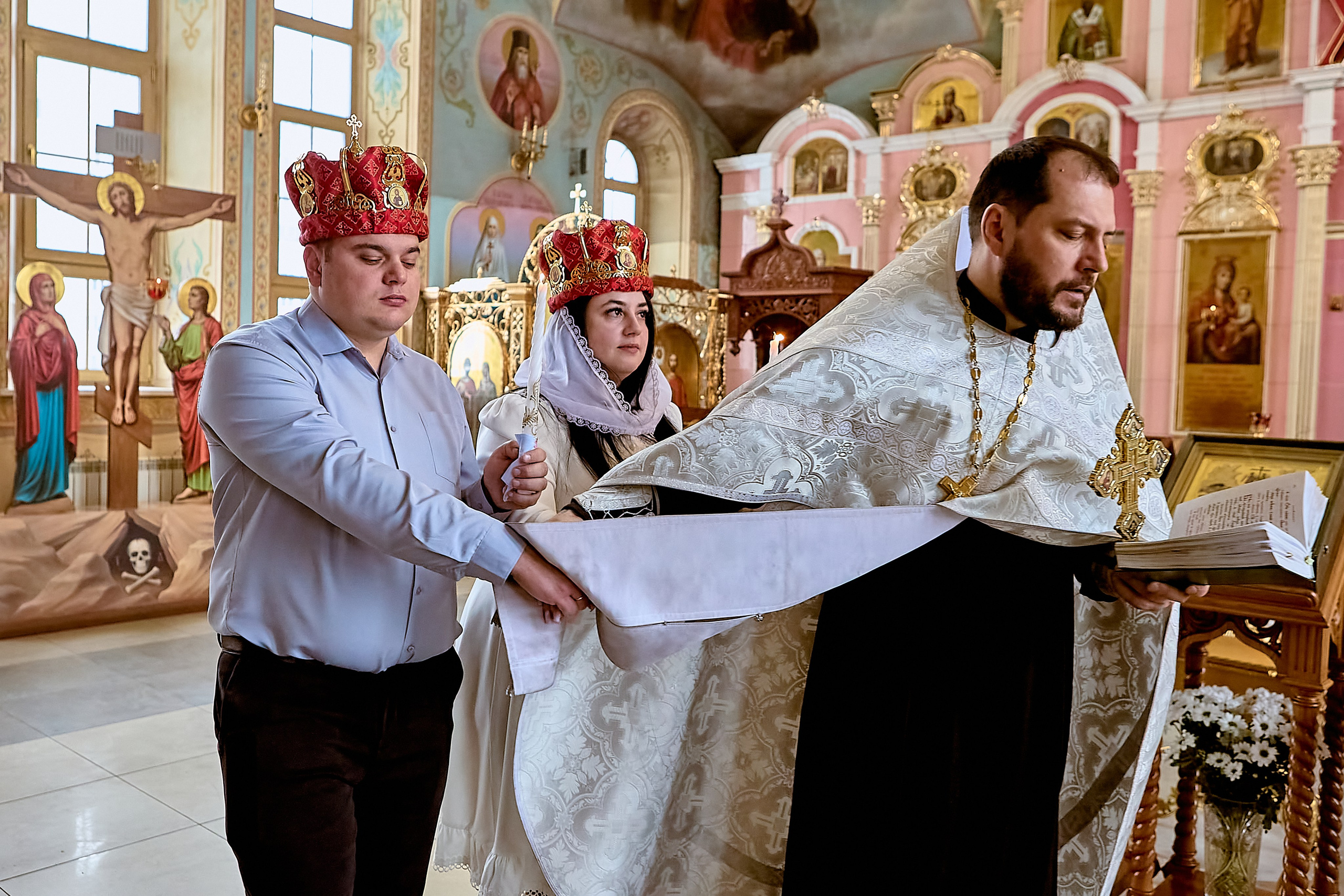 Символ вечности три круга под молитвы священника молодожены обходят аналое