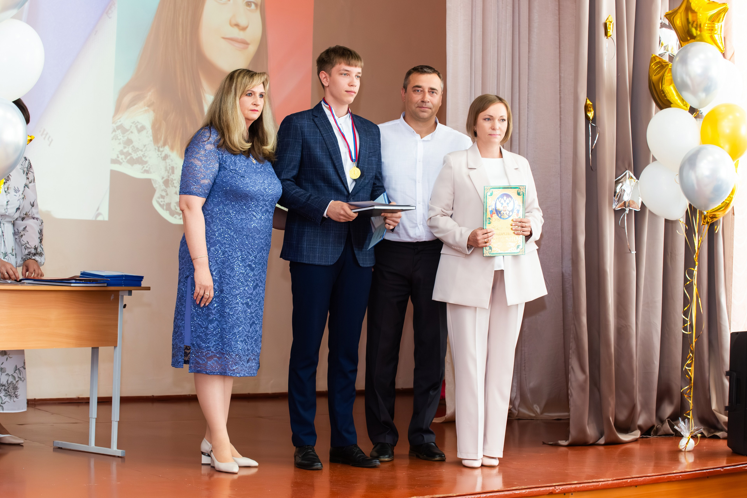 ВРУЧЕНИЕ ДИПЛОМОВ 2025 4 ШКОЛА Г.МЦЕНСК. Профессиональный фотограф в Мценске и Орловской области