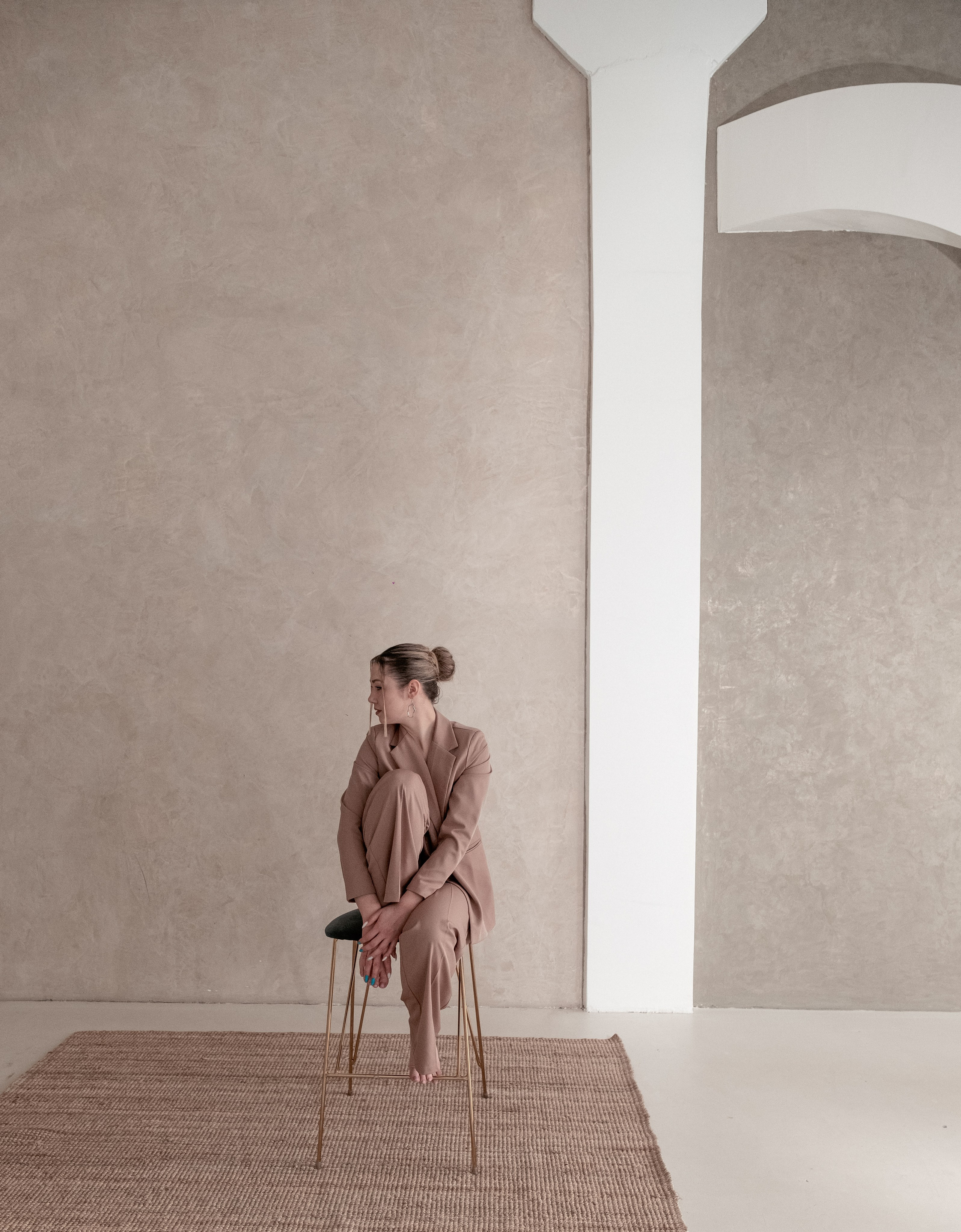 Девушка сидит на стуле эстетика