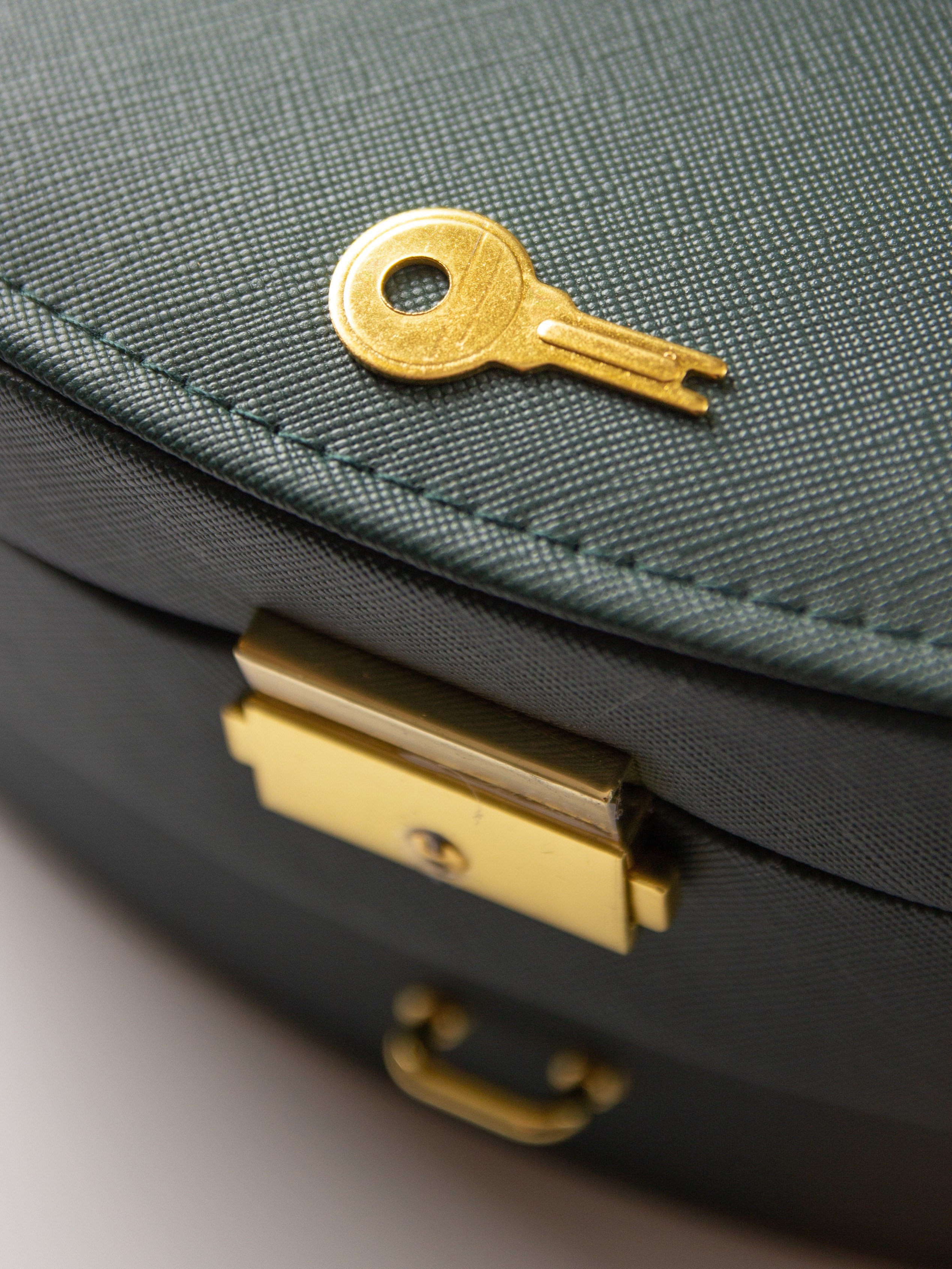 Шкатулка на белом. Александр Стряпунин — предметный фотограф в Улан-Удэ