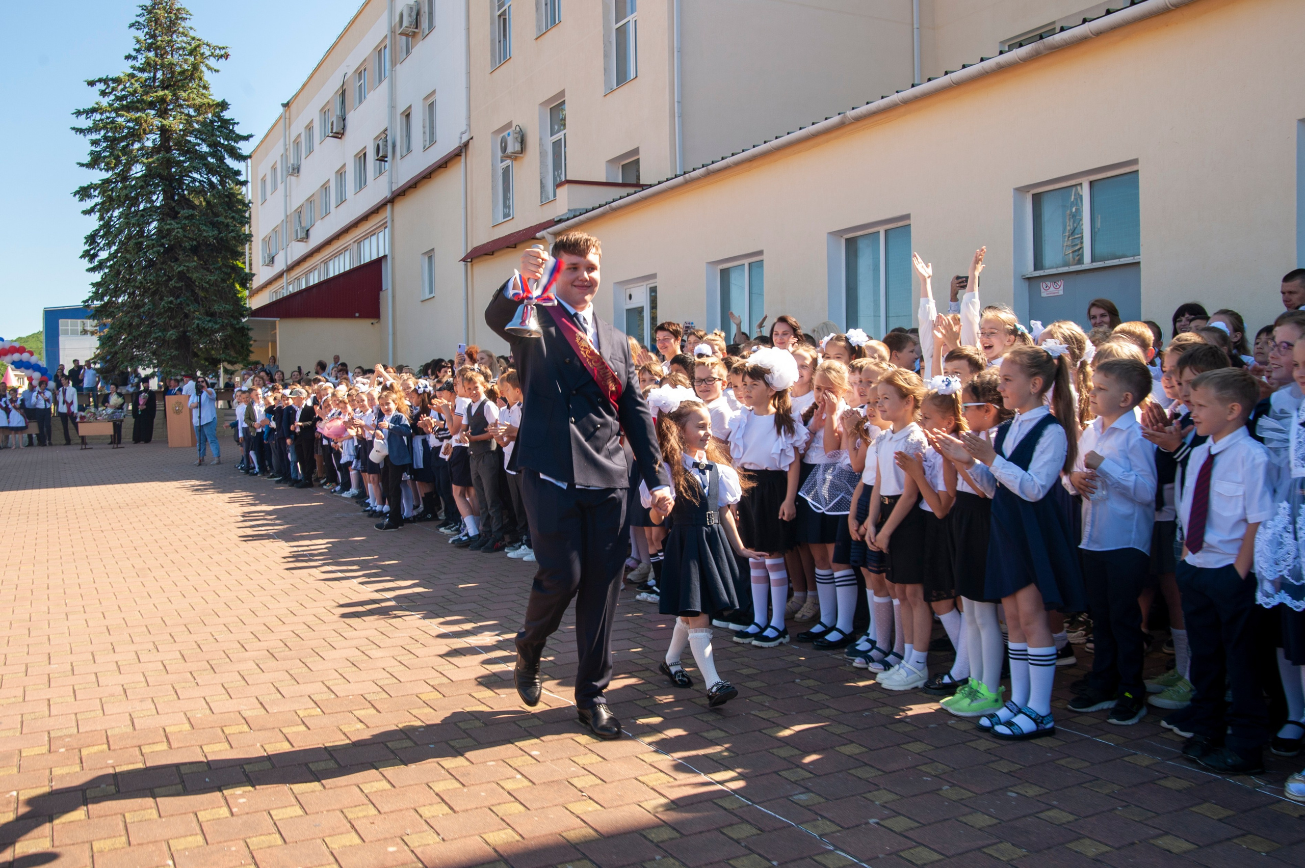 Последний Звонок МАОУ СОШ № 17 им. Эдуарда Есаяна — Архипо-Осиповка. Свадебный и семейный фотограф Денис Лукьянов в Краснодаре, Краснодарском крае и Республике Крым