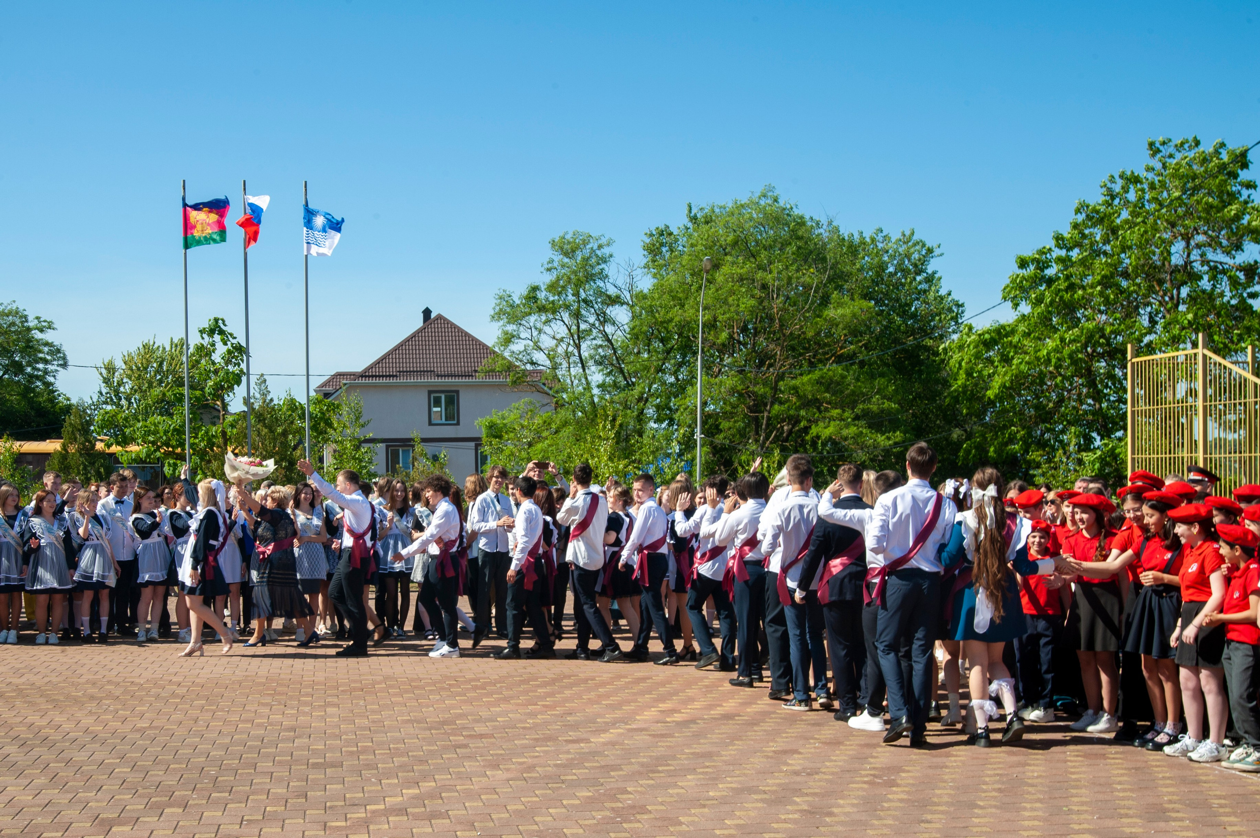 Последний Звонок МАОУ СОШ № 17 им. Эдуарда Есаяна — Архипо-Осиповка. Свадебный и семейный фотограф Денис Лукьянов в Краснодаре, Краснодарском крае и Республике Крым