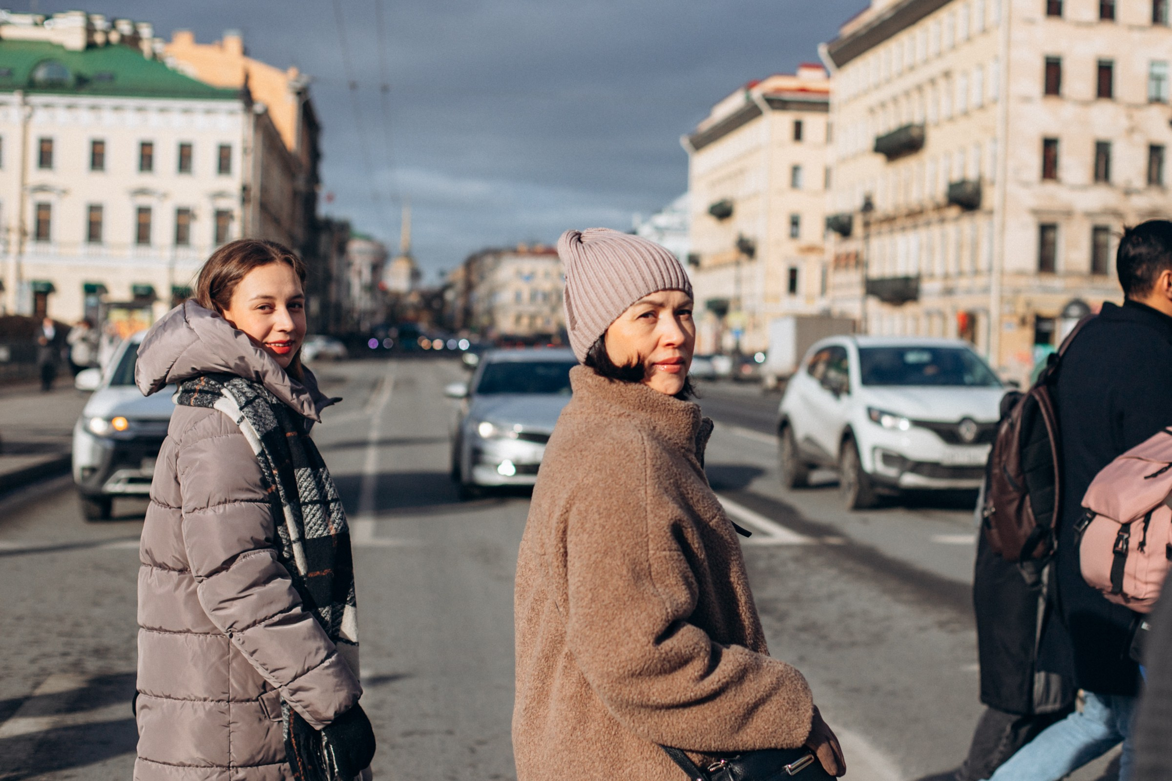 Диана с мамой Лейсан в марте. Фотопрогулка в Петербурге. Индивидуальный и семейный фотограф в Санкт-Петербурге