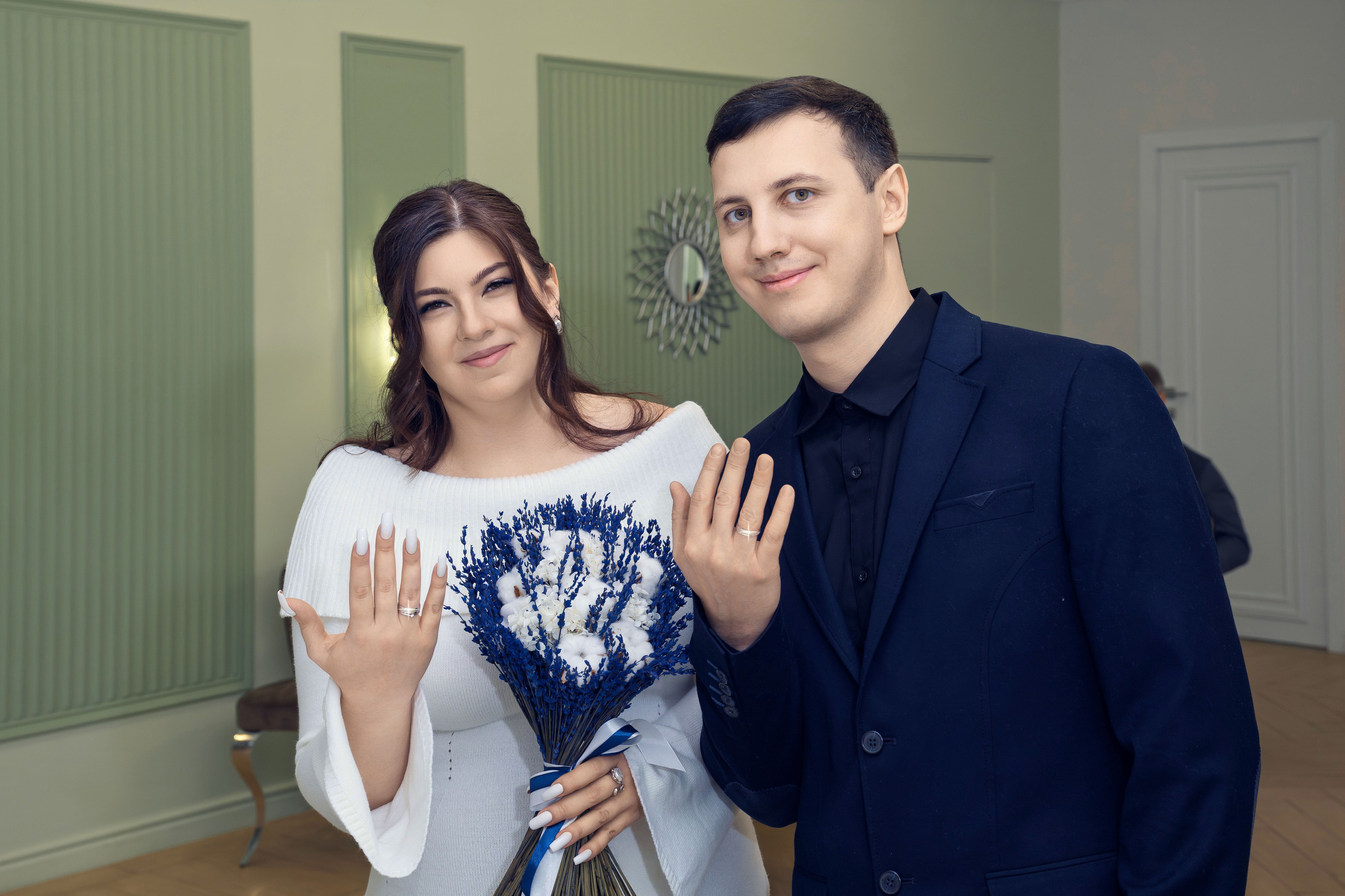 Жених и невеста обнимаются у ЗАГСа после регистрации. Невеста с букетом в руках во время церемонии в ЗАГСе. Обмен кольцами на регистрации брака в ЗАГСе. Первый поцелуй молодожёнов после регистрации в ЗАГСе. Подпись в книге регистрации брака крупным планом. Молодожёны держатся за руки в зале ЗАГСа. Выход молодожёнов из ЗАГСа под аплодисменты гостей. Свадебный портрет невесты в белом платье с букетом. Портрет жениха в костюме во время свадебной фотосессии. Совместный портрет молодожёнов на прогулке в парке. Невеста и жених идут по аллее, держась за руки. Молодожёны целуются на фоне городских улиц во время прогулки. Свадебная фотосессия в парке: жених поправляет фату невесте. Невеста смеётся, жених обнимает её со спины. Крупный план: свадебные кольца на руках молодожёнов. Детали свадьбы: букет невесты крупным планом. Невеста и жених на фоне архитектуры города во время прогулки. Молодожёны на закате: романтичный кадр со светом в контровике. Свадебная фотосессия у воды: пара смотрит друг на друга. Гости поздравляют молодожёнов у ЗАГСа, живые эмоции.