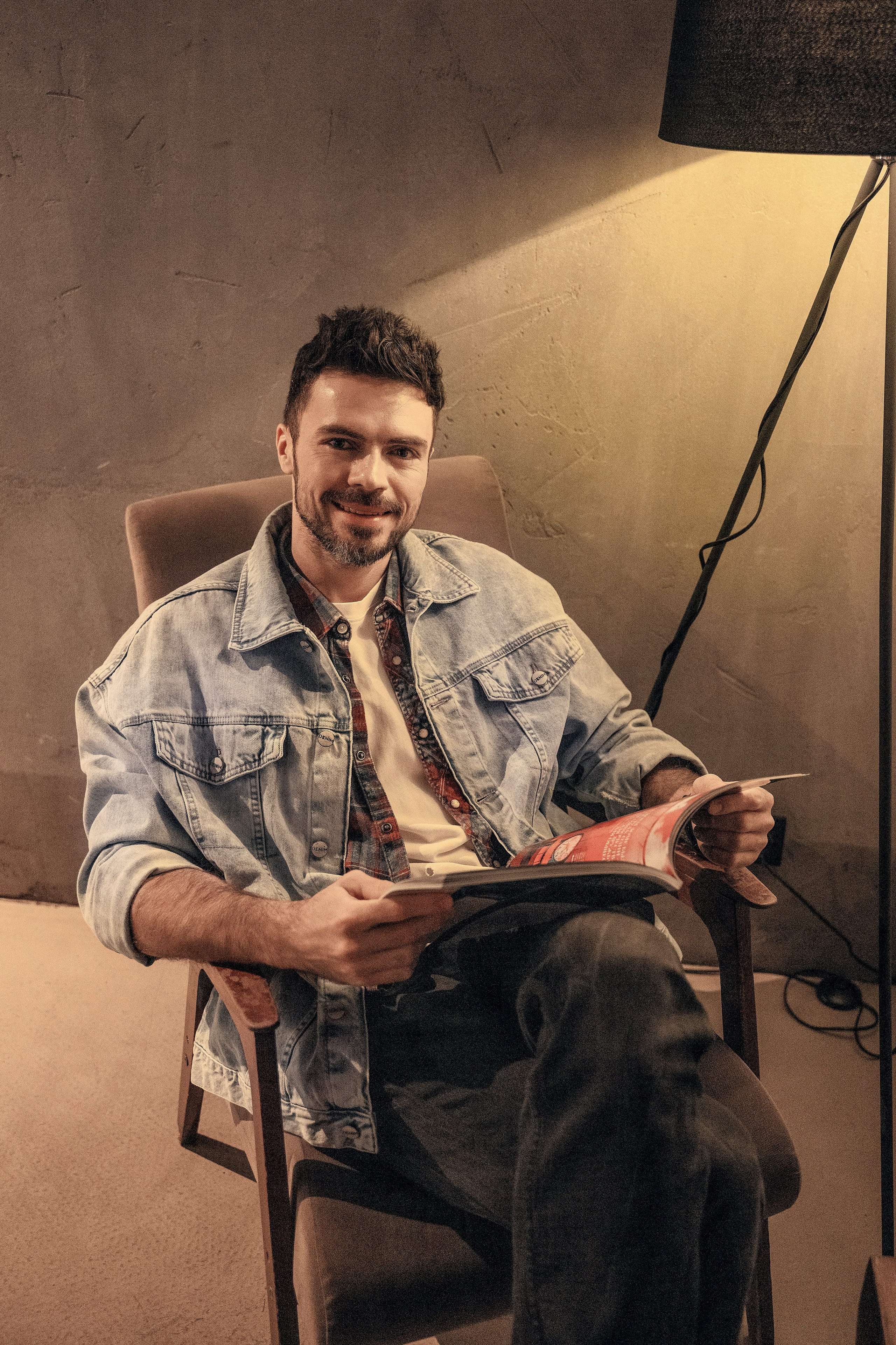 Красавчик в кафе. Главная