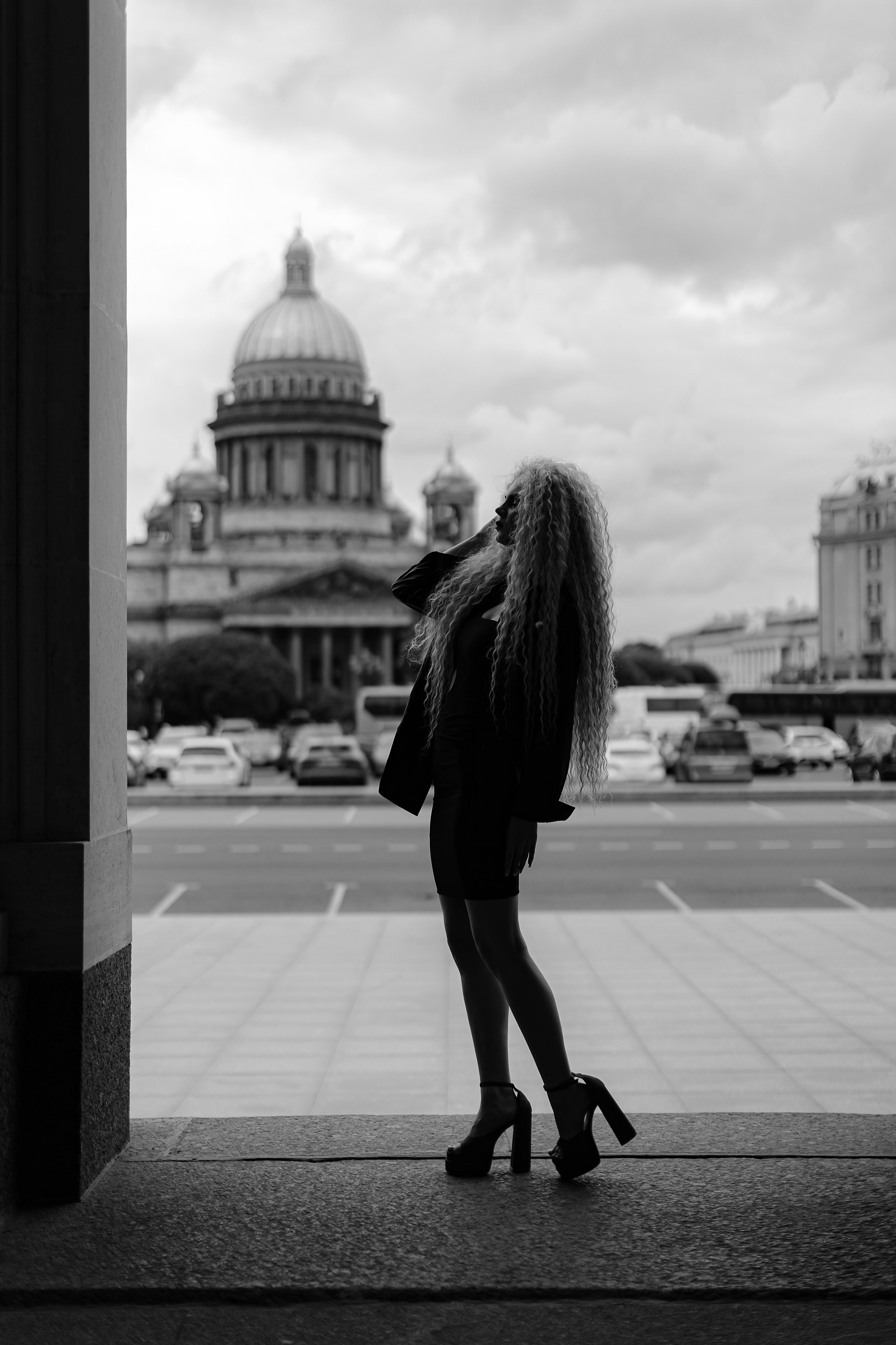 Силуэт девушки на фоне Исаакиевской площади в чб