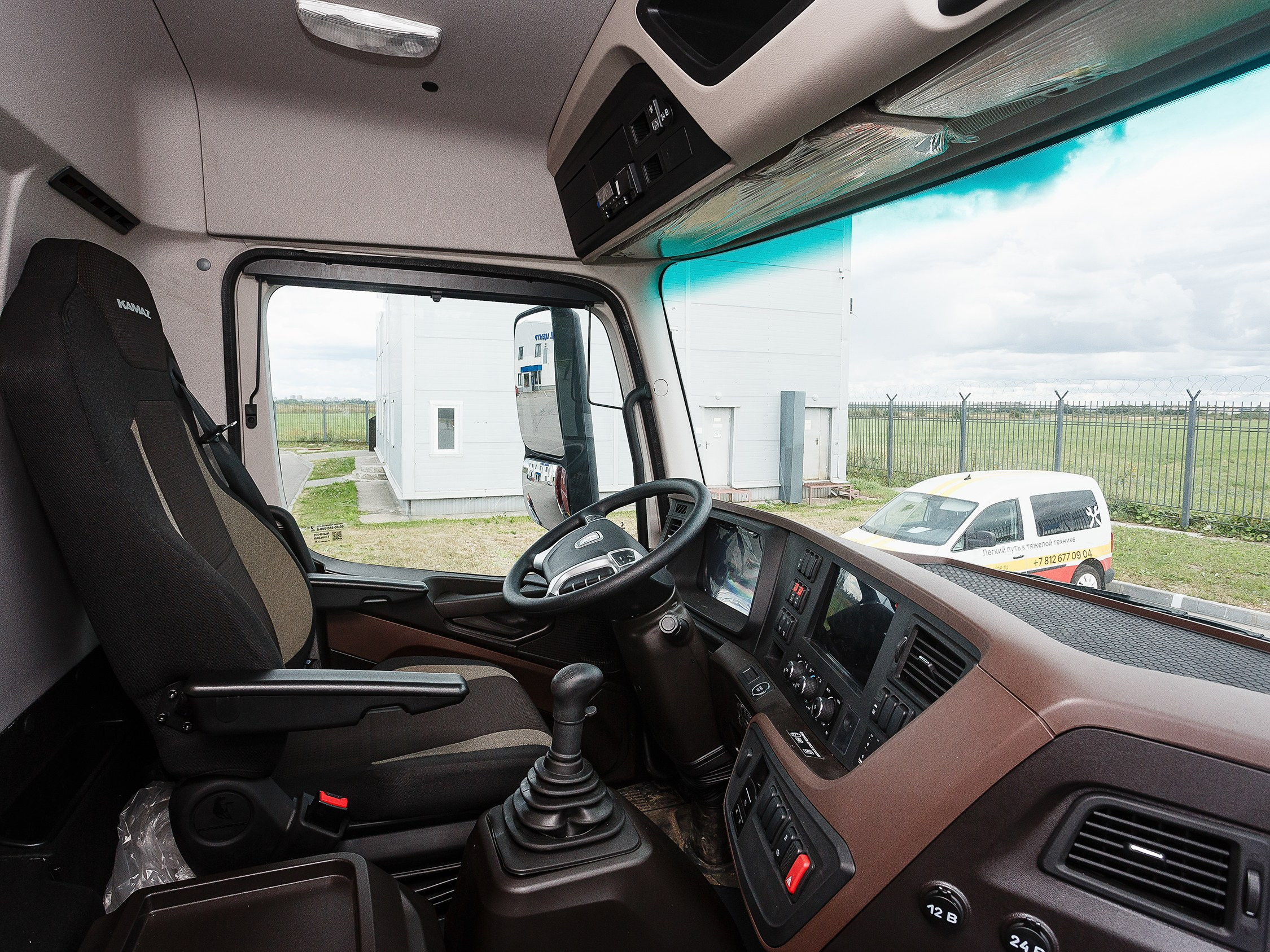 Профессиональная съёмка легковых автомобилей и большегрузов для продажи и контента. Выездная фотосессия спецтехники в Санкт-Петербурге. Репортажный фотограф Сергей Пушкин в СПб. Промышленная фотосъёмка авто. Фотограф для дилеров и производителей. 