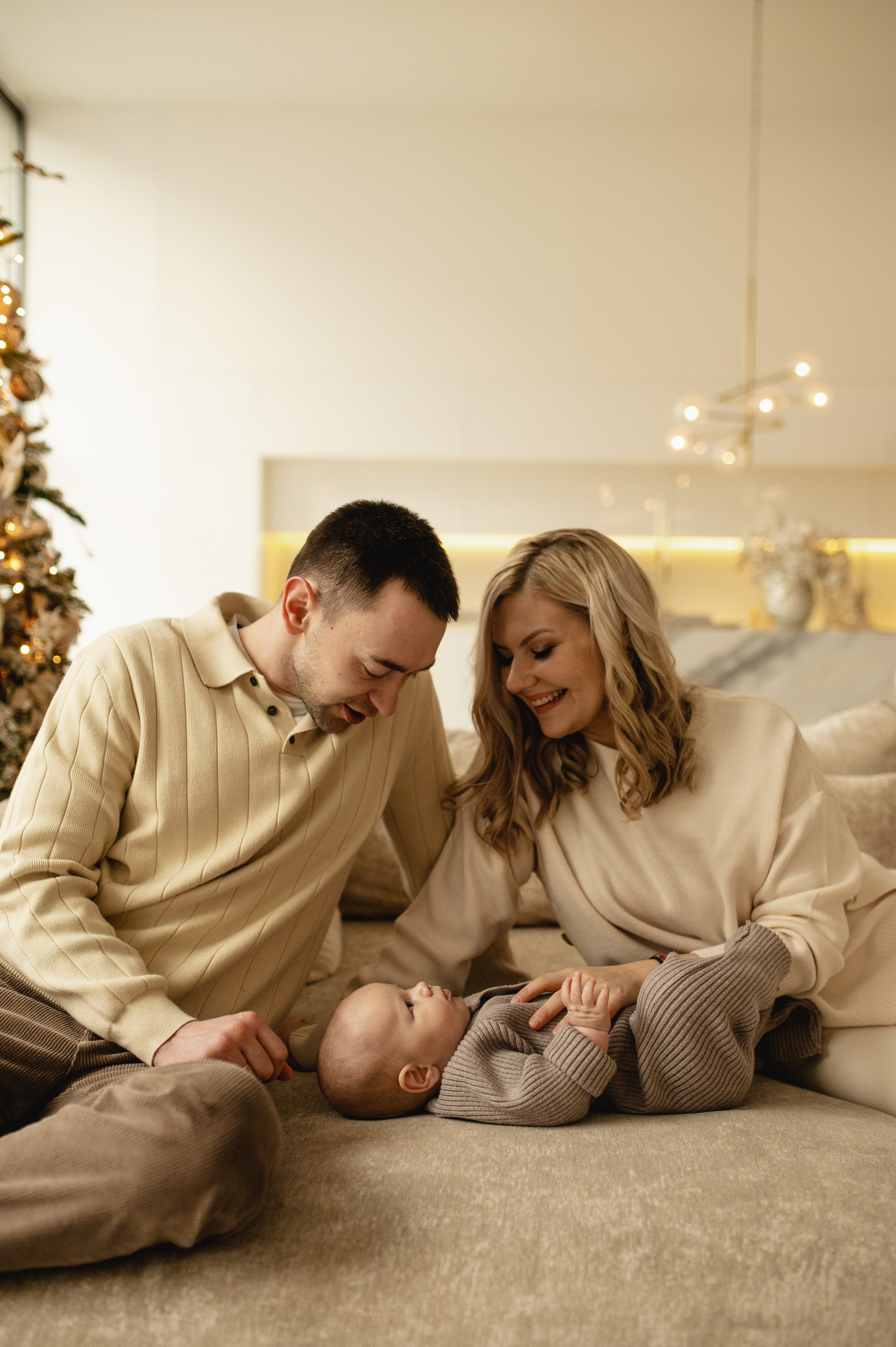 Новогодняя фотосессия в студии с малышом 6 месяцев в Бутово. Семейная фотосессия Бутово Москва фотограф Алина Морщагина