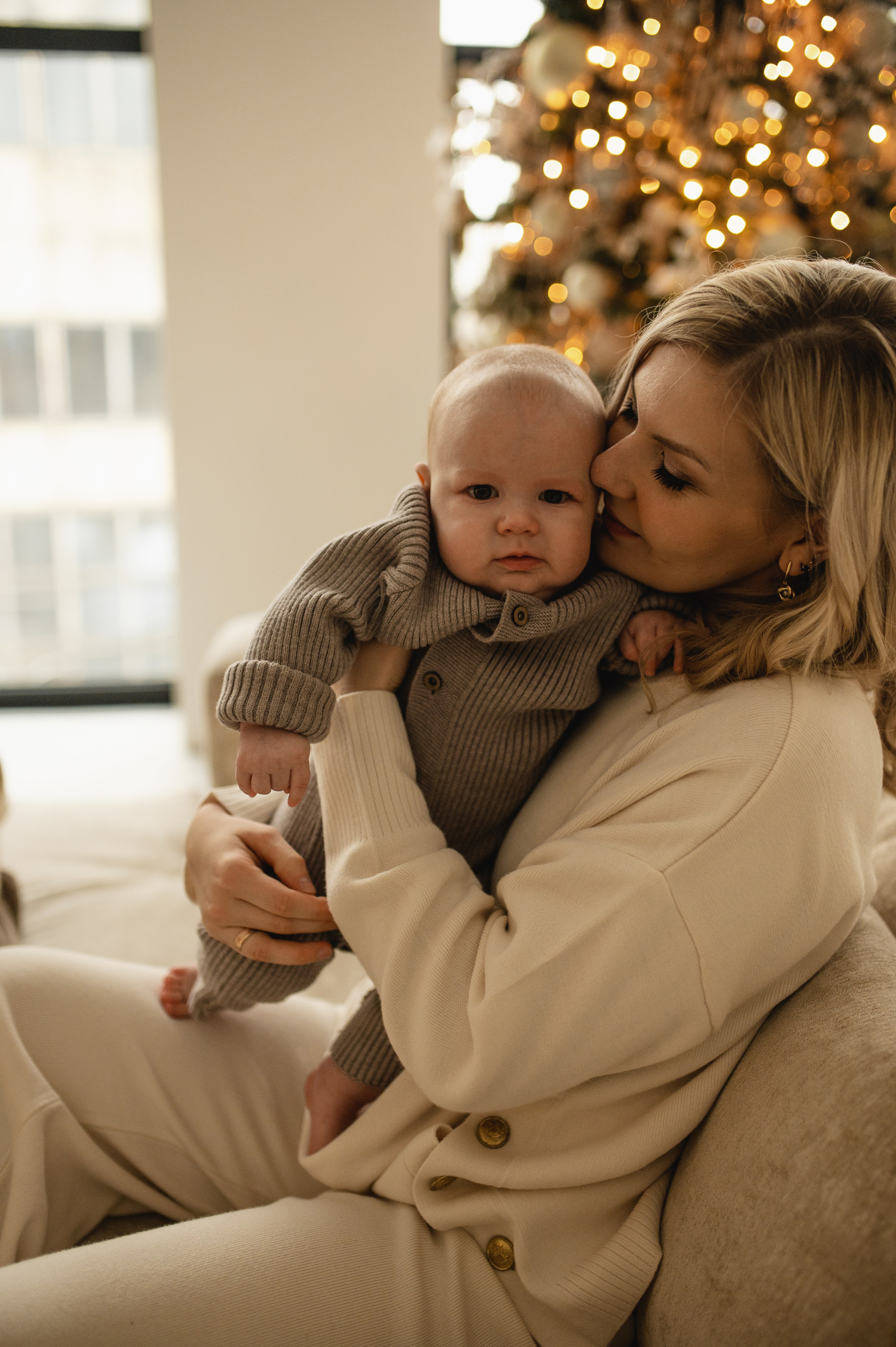 Новогодняя фотосессия в студии с малышом 6 месяцев в Бутово. Семейная фотосессия Бутово Москва фотограф Алина Морщагина