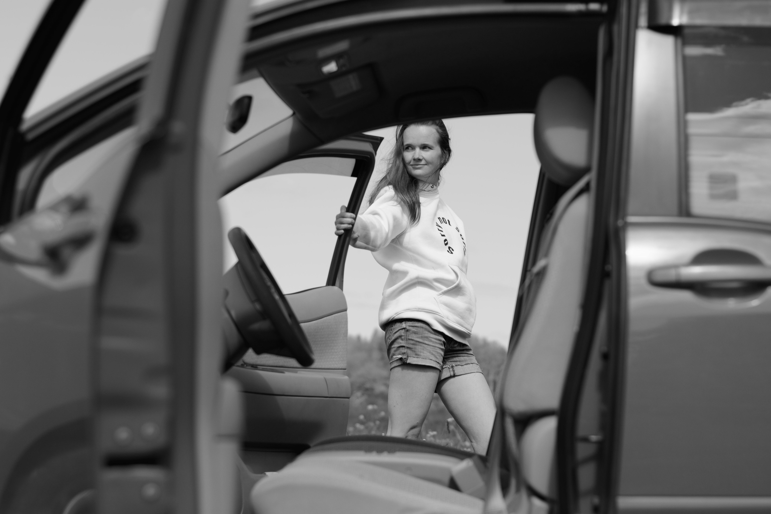 Ольга. Женский портрет в поле с машиной. Портретный фотограф в Санкт-Петербурге Наталья Родионова