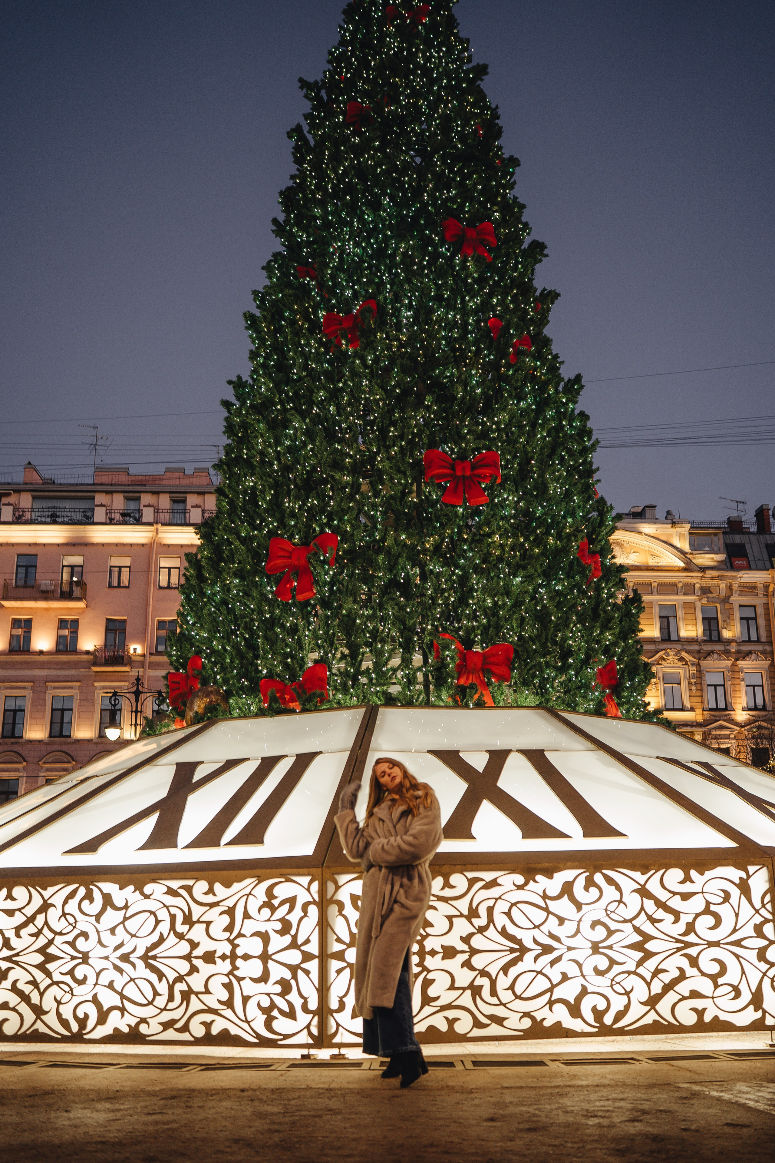 ПРОГУЛКА НА МАНЕЖНОЙ ПЛОЩАДИ ДЛЯ ДЕВУШКИ ПЕРЕД НОВЫМ ГОДОМ (НОВОГОДНЯЯ ФОТОСЕССИИЯ НА МАНЕЖНОЙ ПЛОЩАДИ). Профессиональный фотограф, Санкт-Петербург — Виктория Богомолова