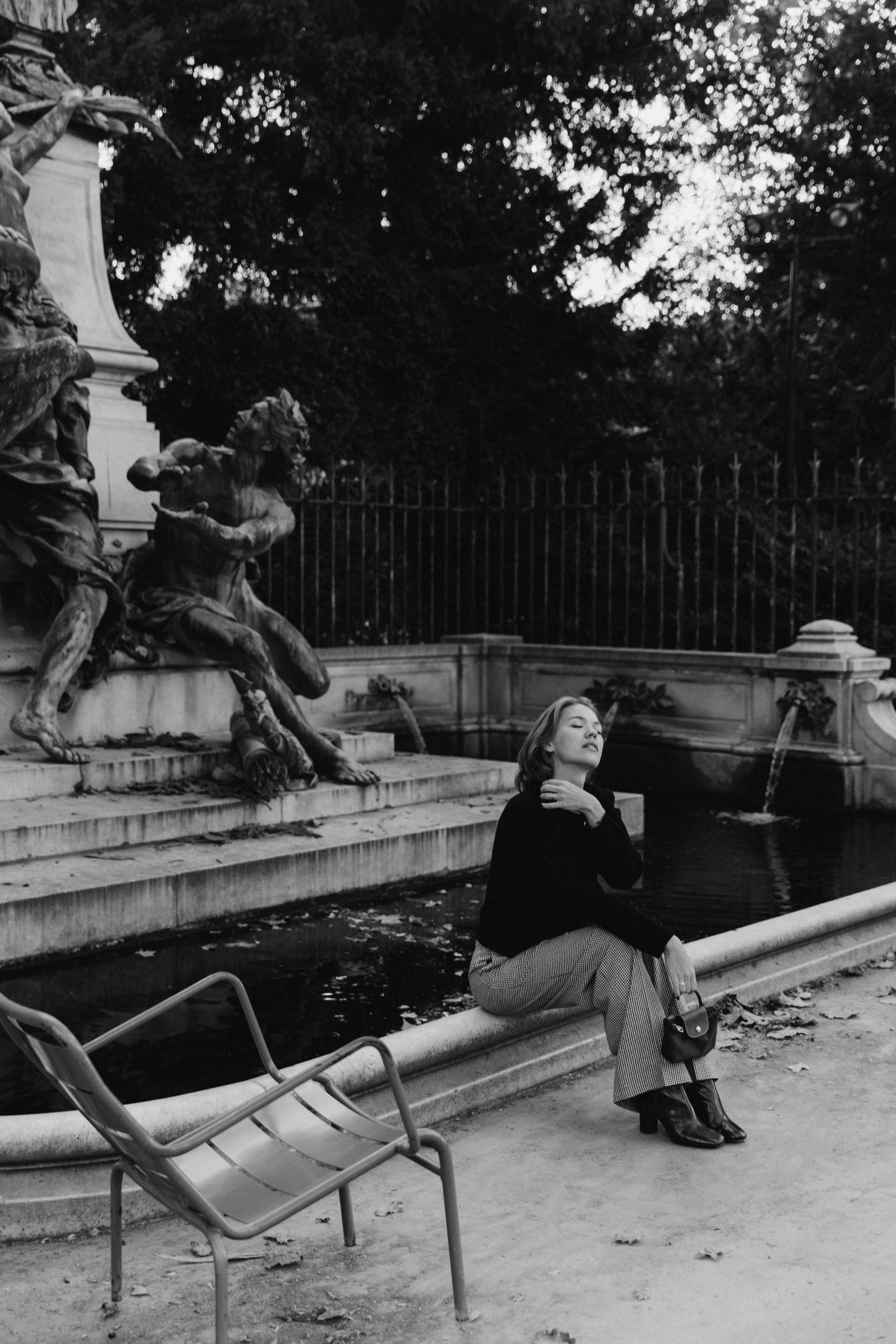 September sun. Photographer in Paris