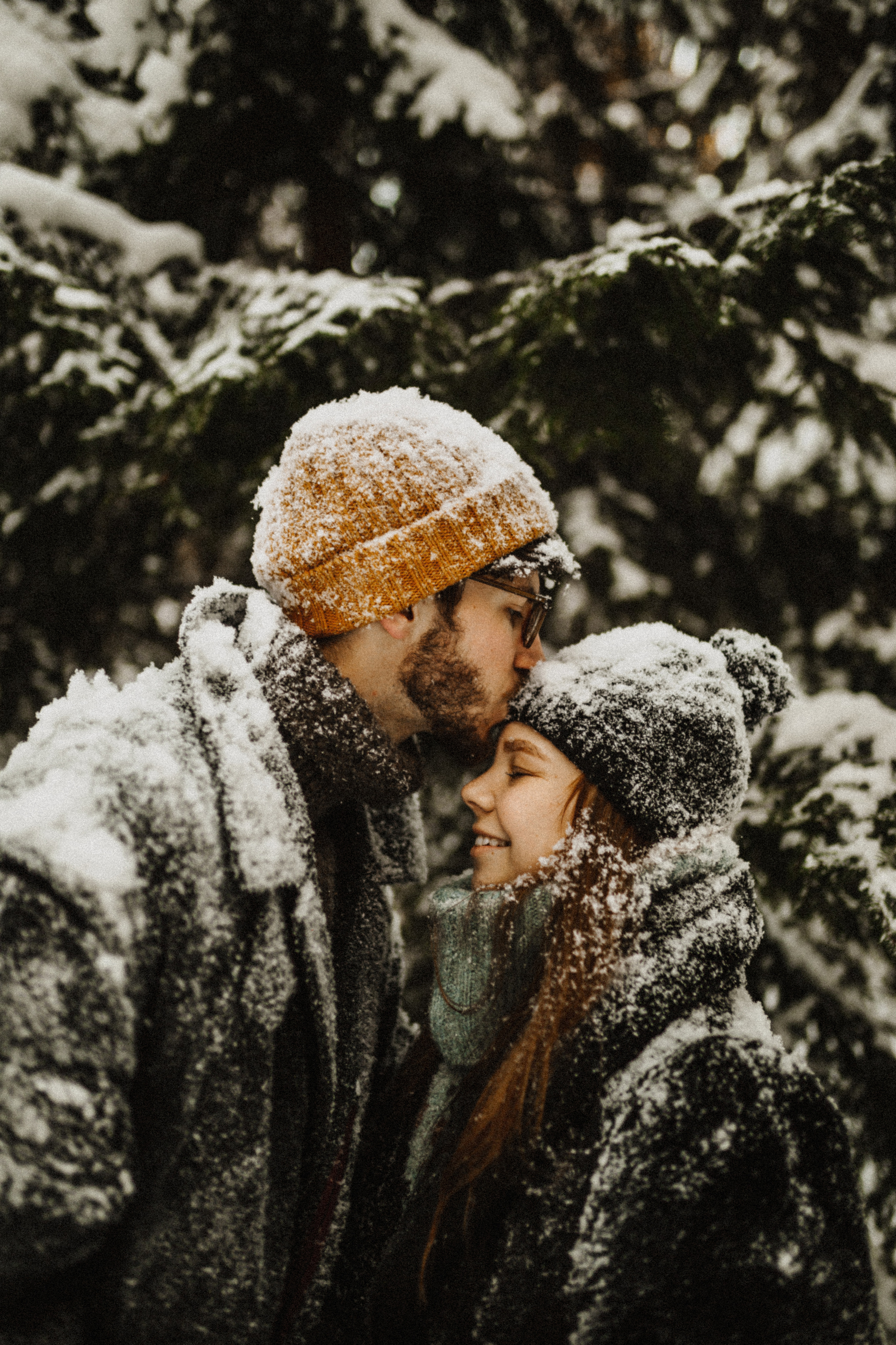 Снежная зимняя лавстори в лесу. Свадебный фотограф в Санкт-Петербурге Анастасия Селиванова