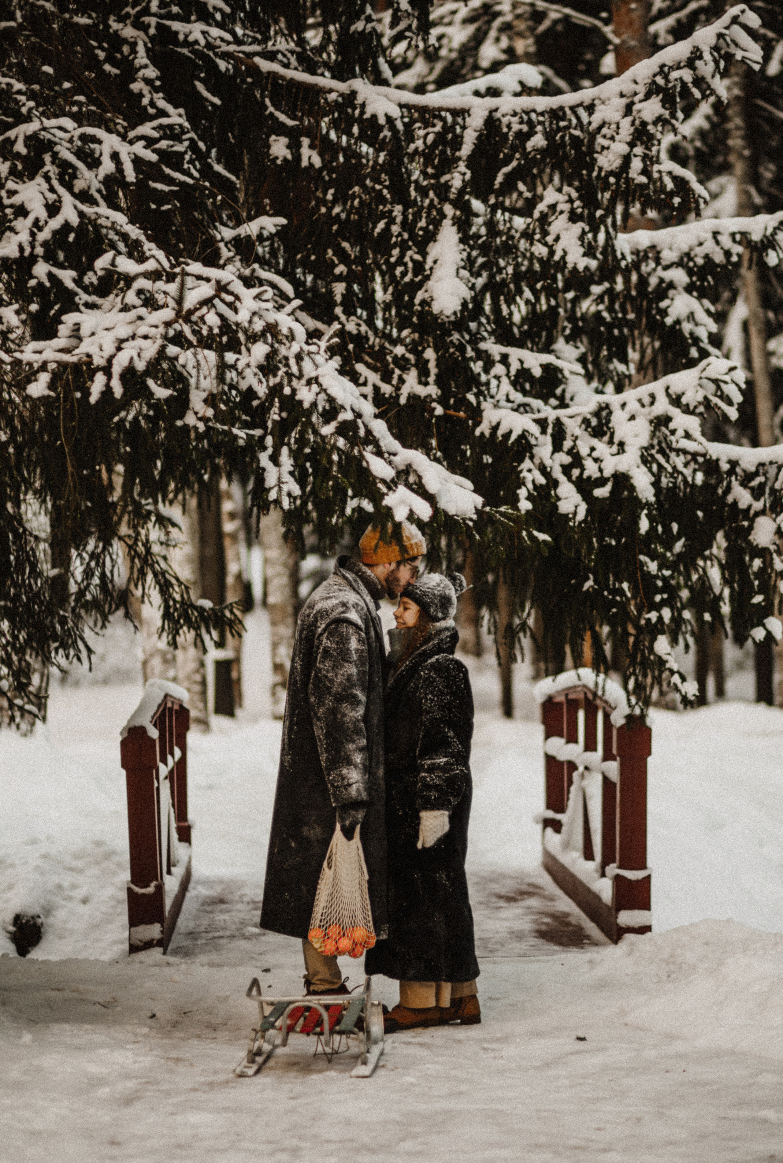 Снежная зимняя лавстори в лесу. Свадебный фотограф в Санкт-Петербурге Анастасия Селиванова