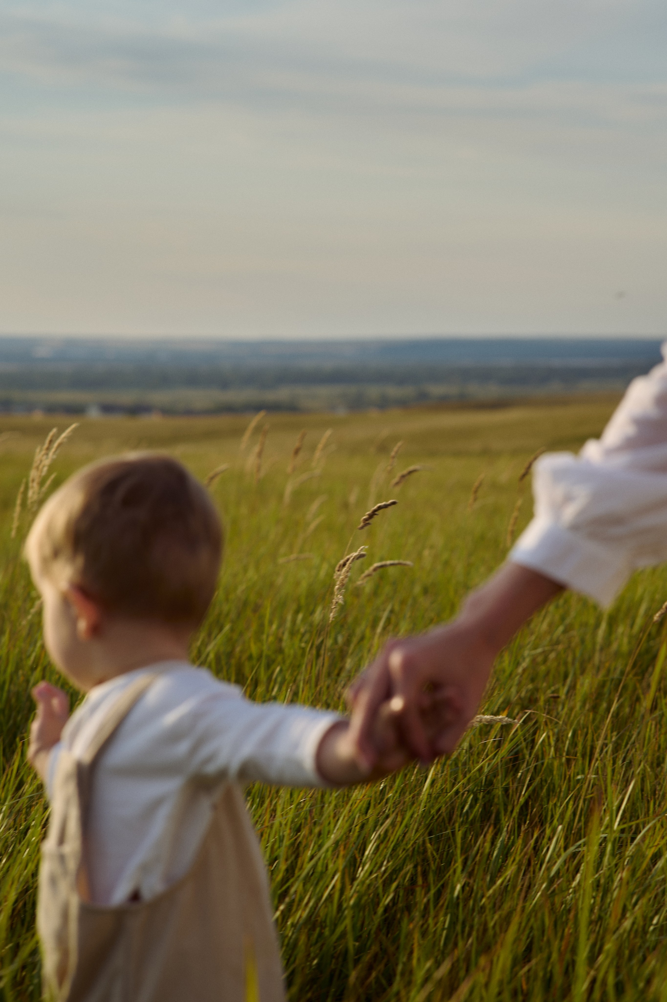 Шамиль, Аня и Марс в поле с барашками. Семейный и свадебный lifestyle-фотограф в Москве Мария Петрова