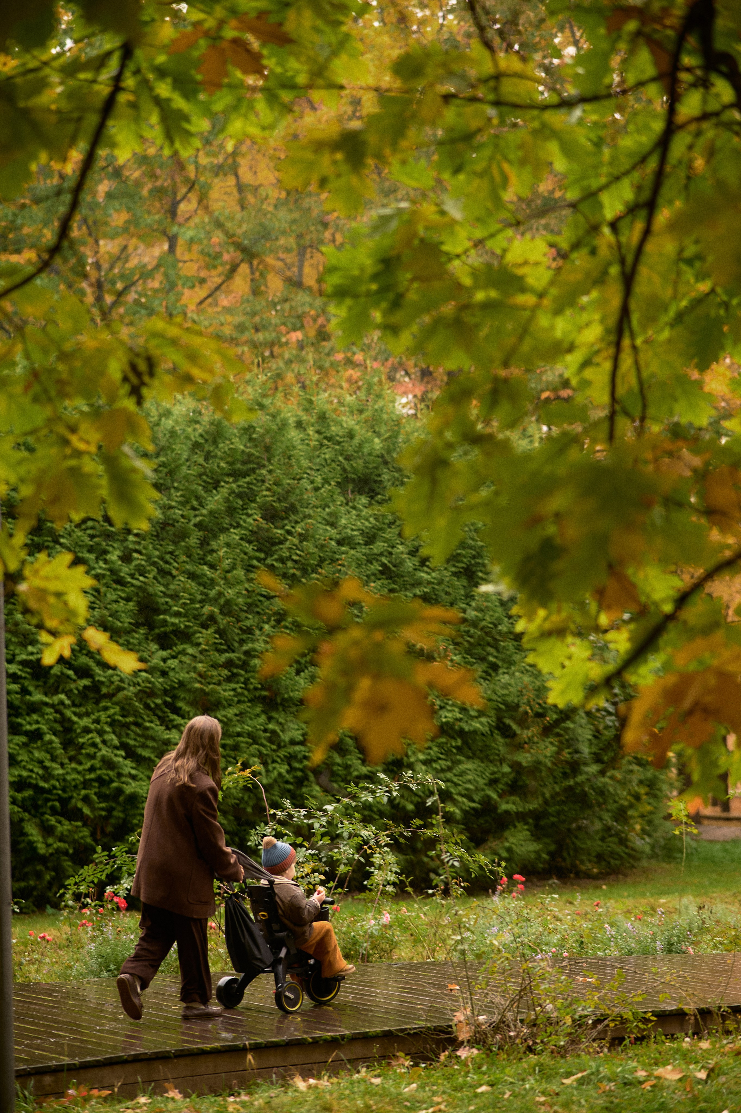 Света и Илюша под дождём. Семейный и свадебный lifestyle-фотограф в Москве Мария Петрова
