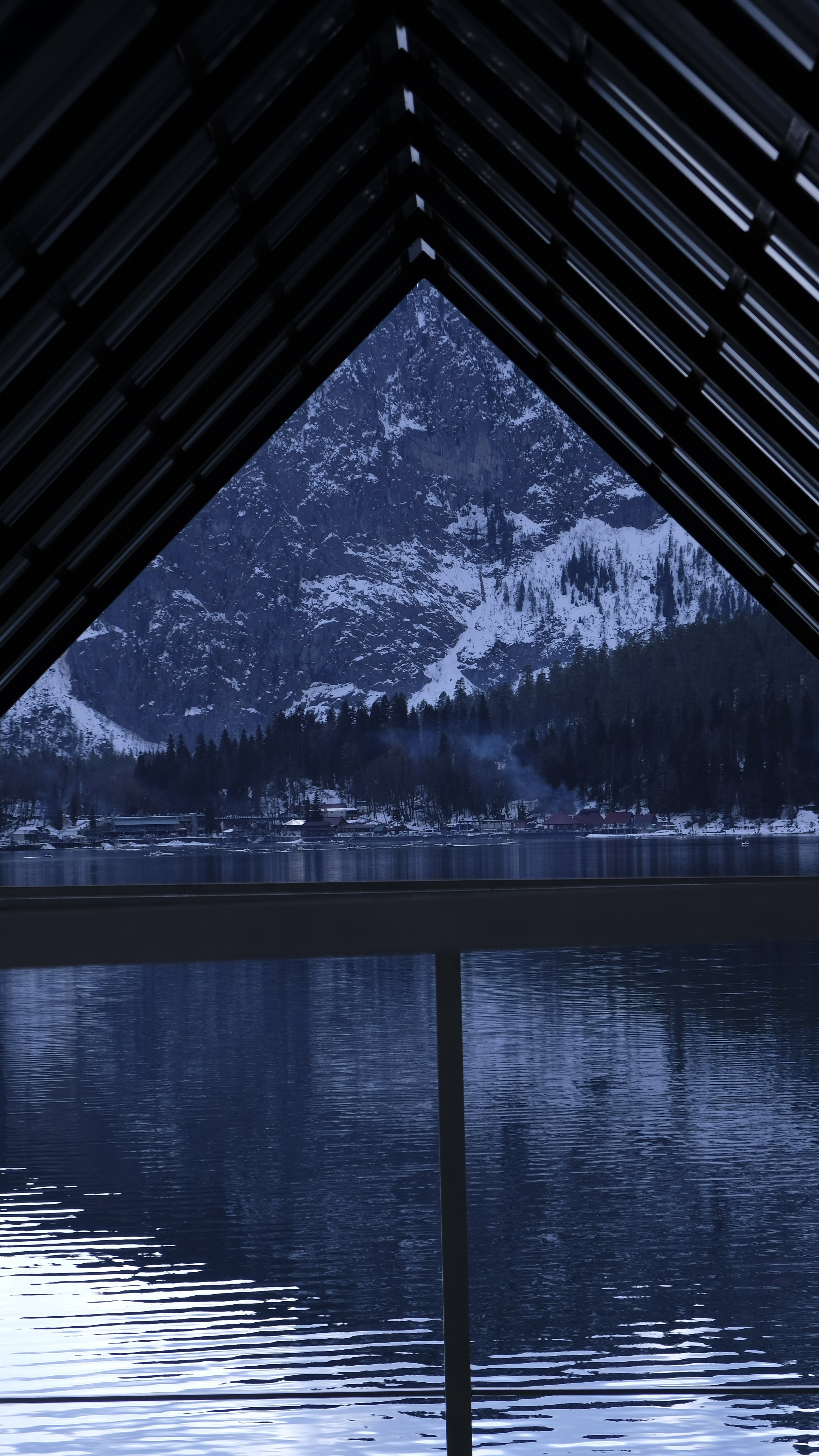 Сталинская дача на Рице зимой. Главная