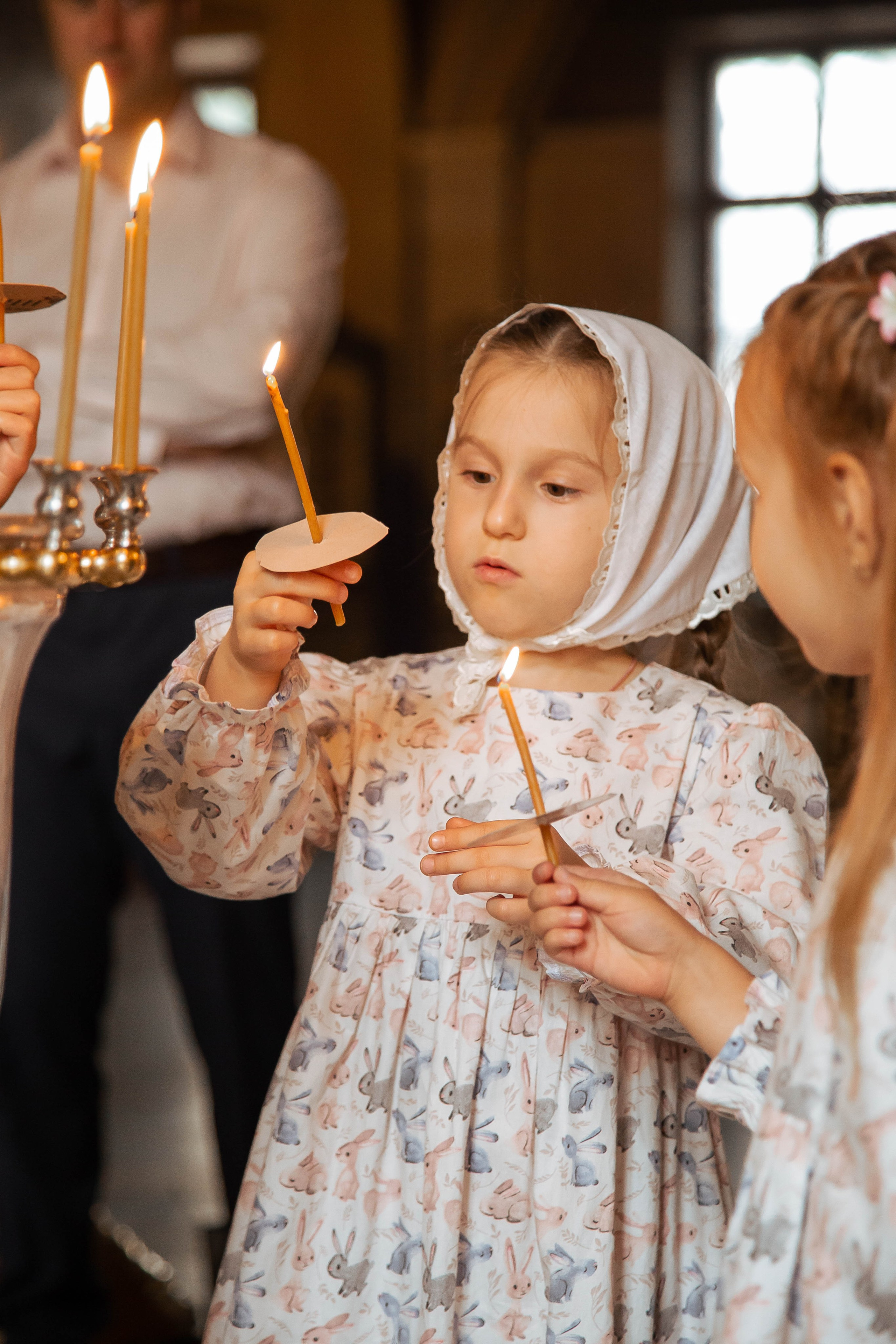Репортажная съемка крещения — трогательные кадры таинства в Москве. Фотограф Анна Татаурова | Авторская фотосъемка в Москве