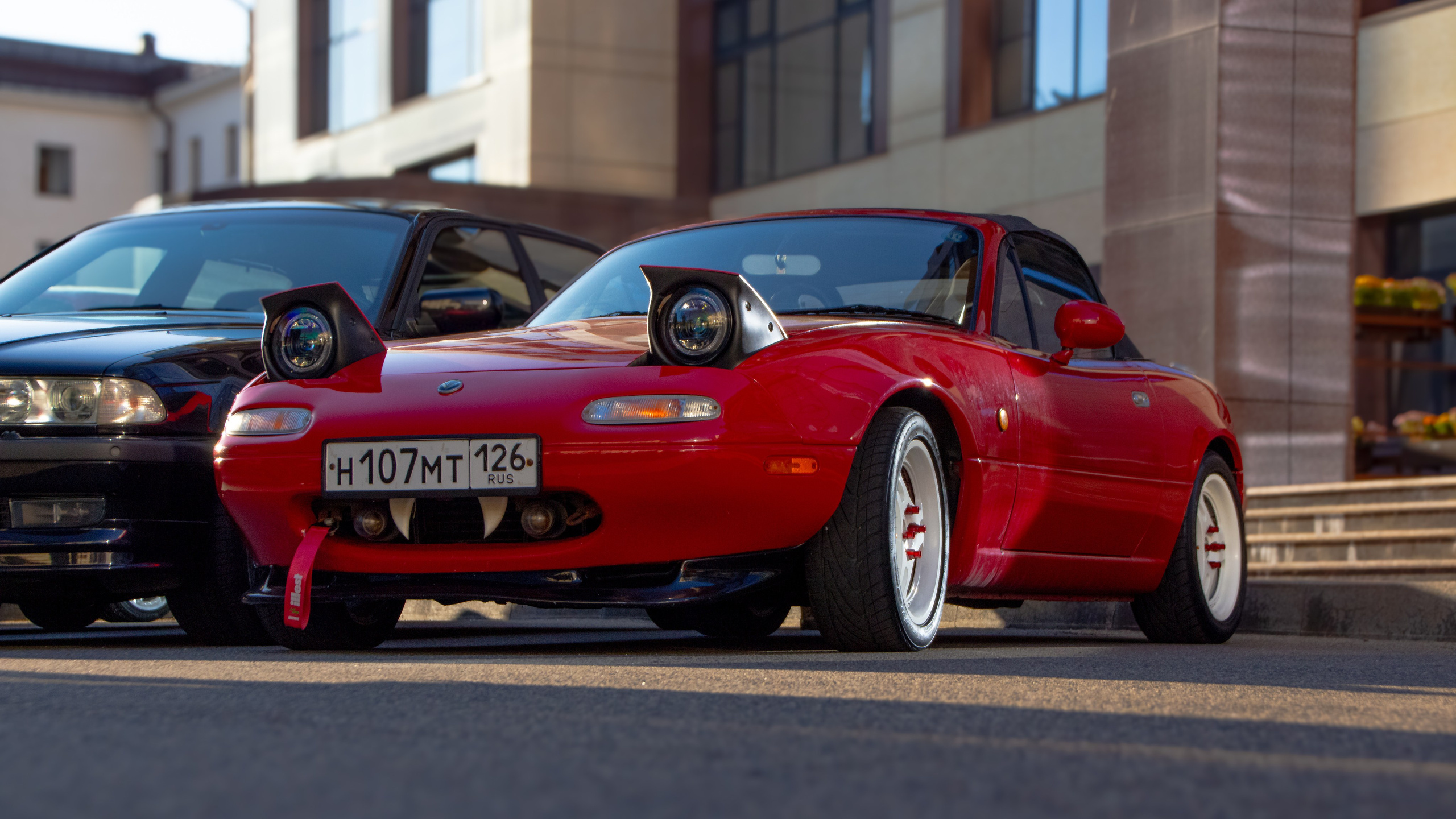 Фото Mazda MX-5 Miata (Eunos Roadster) NA: красный родстер