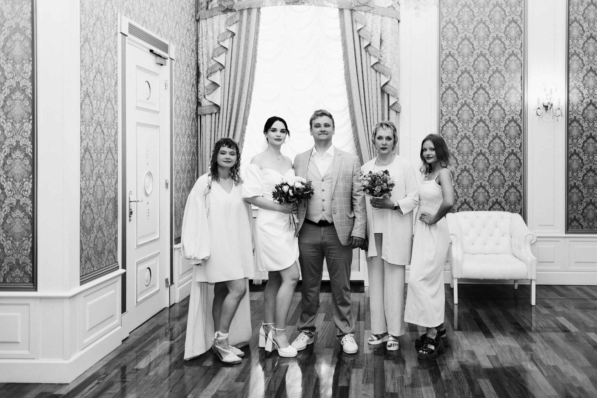 Свадебный фотограф Тюмень — Роман и Ксения: фотосессия с гостями и прогулка в парке. Портретный фотограф Тюмень Дарья Мустафина