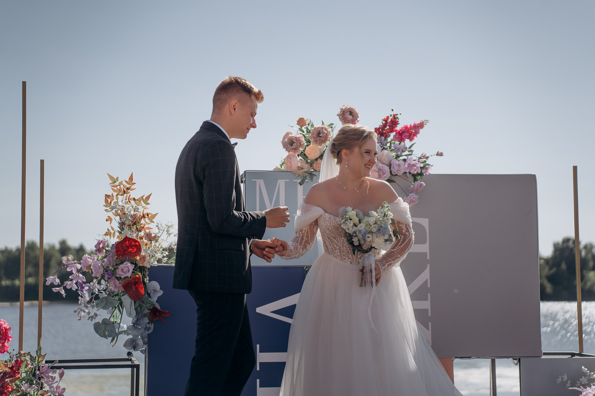 Свадебная фотосессия в глэмпинге. Свадебный и репортажный фотограф в Ярославле Евгений Сальников