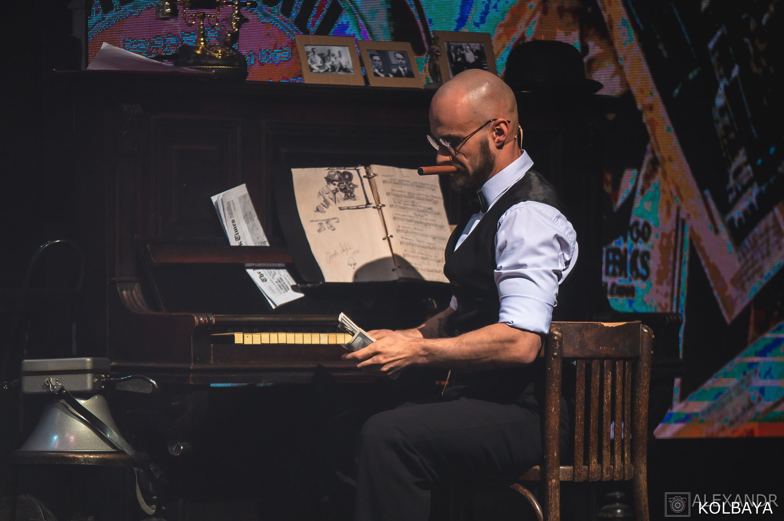 Фотографии со спектакля «Привет, я тетя Чарли». Концертный и театральный репортажный фотограф в Москве Александр Колбая