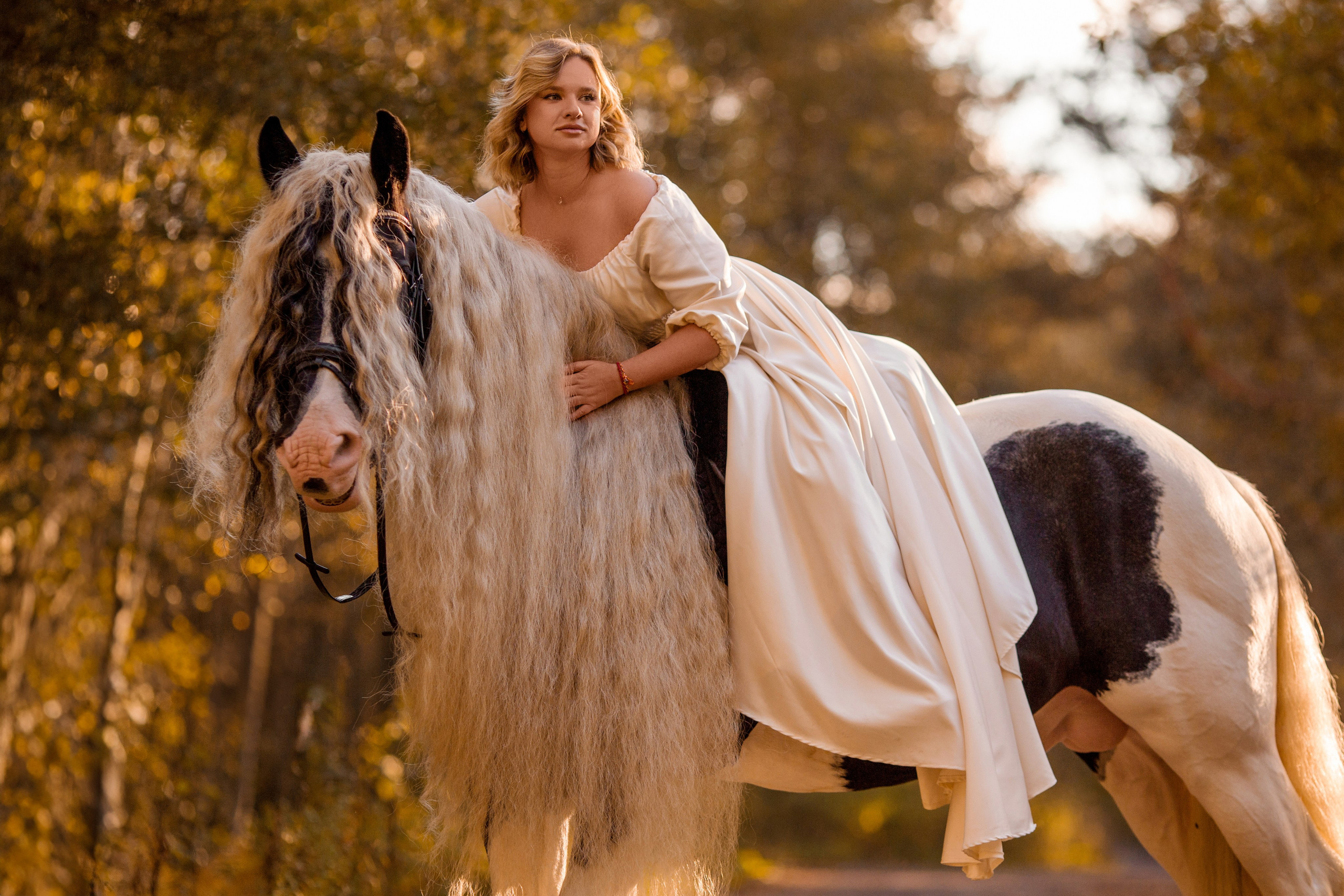 Фотосессия в белом платье в сосновом бору