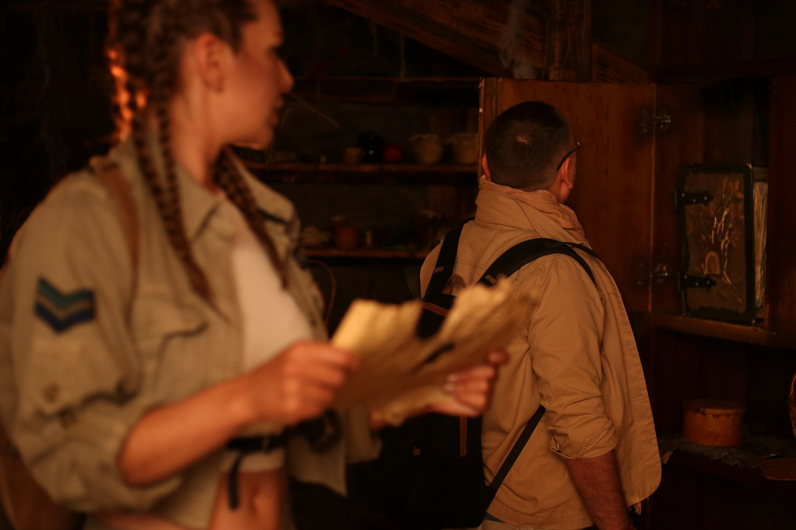 Парная фотосессия «Как в кино»: пара с картой в руках в темной комнате