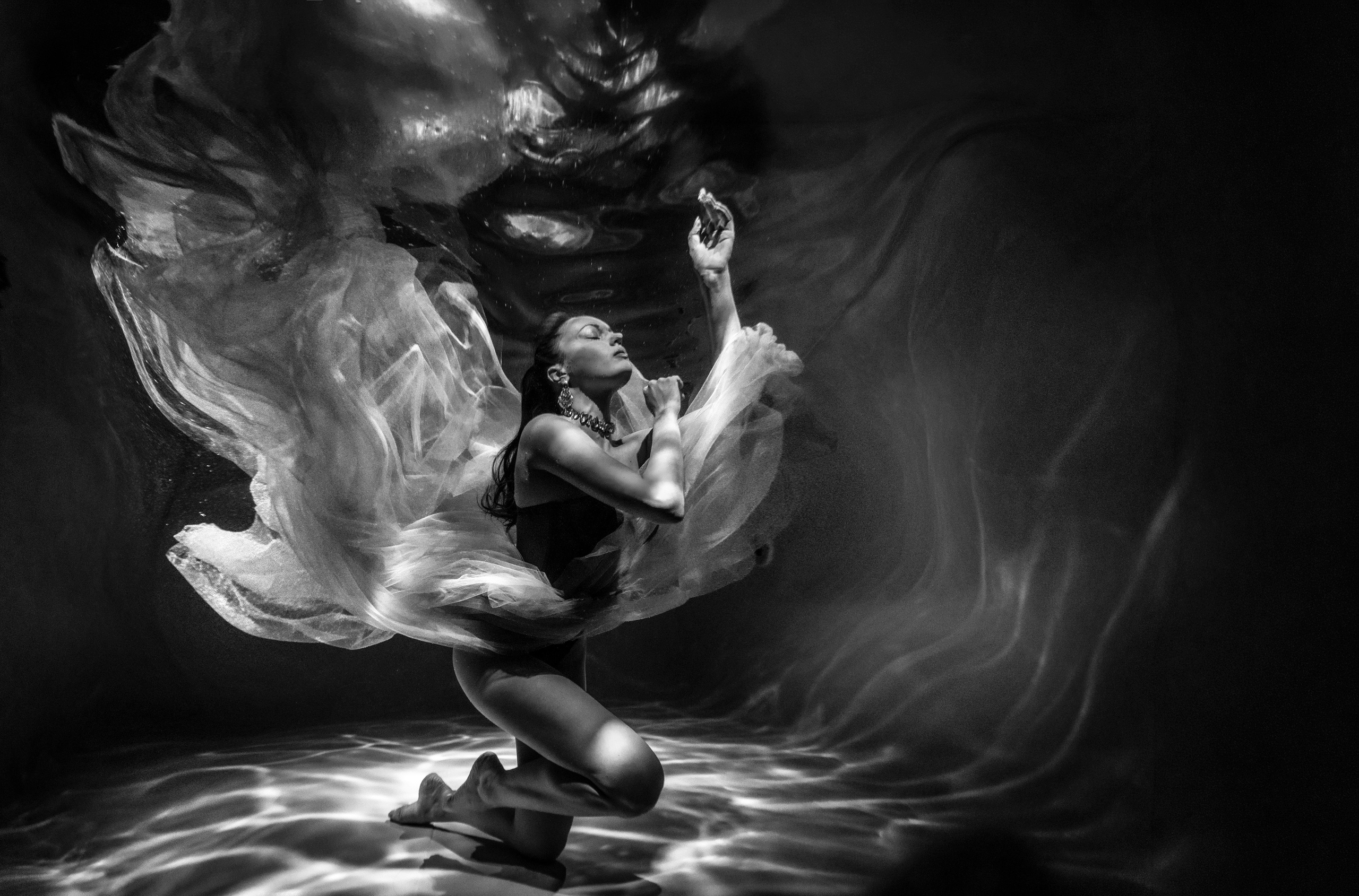 Девушка в синем платье под водой, креативная подводная фотосессия в студии