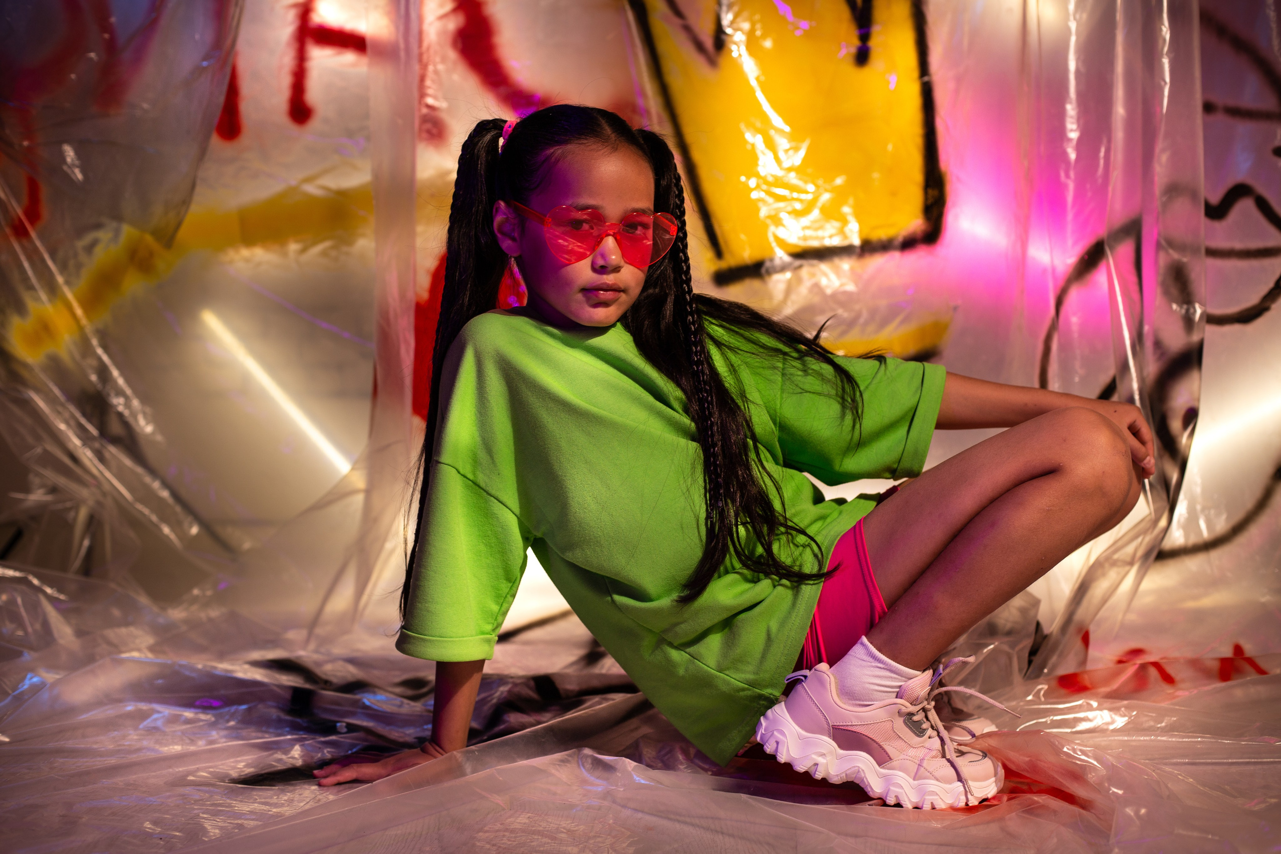 девочка в розовых шортах и белых кроссовках, фотосессия в студии Краснодар 