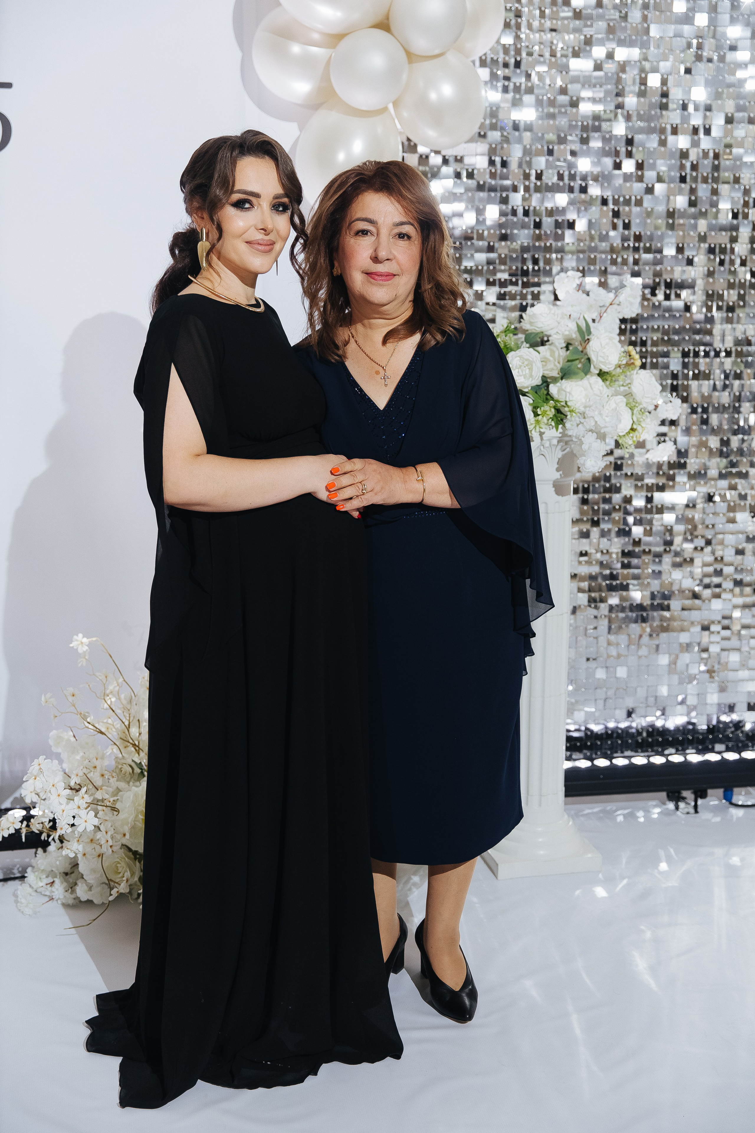 Ани и Назели. 35&5 День рождения, «Янтарь». Фотограф в Красноярске Надежда Воскресенская